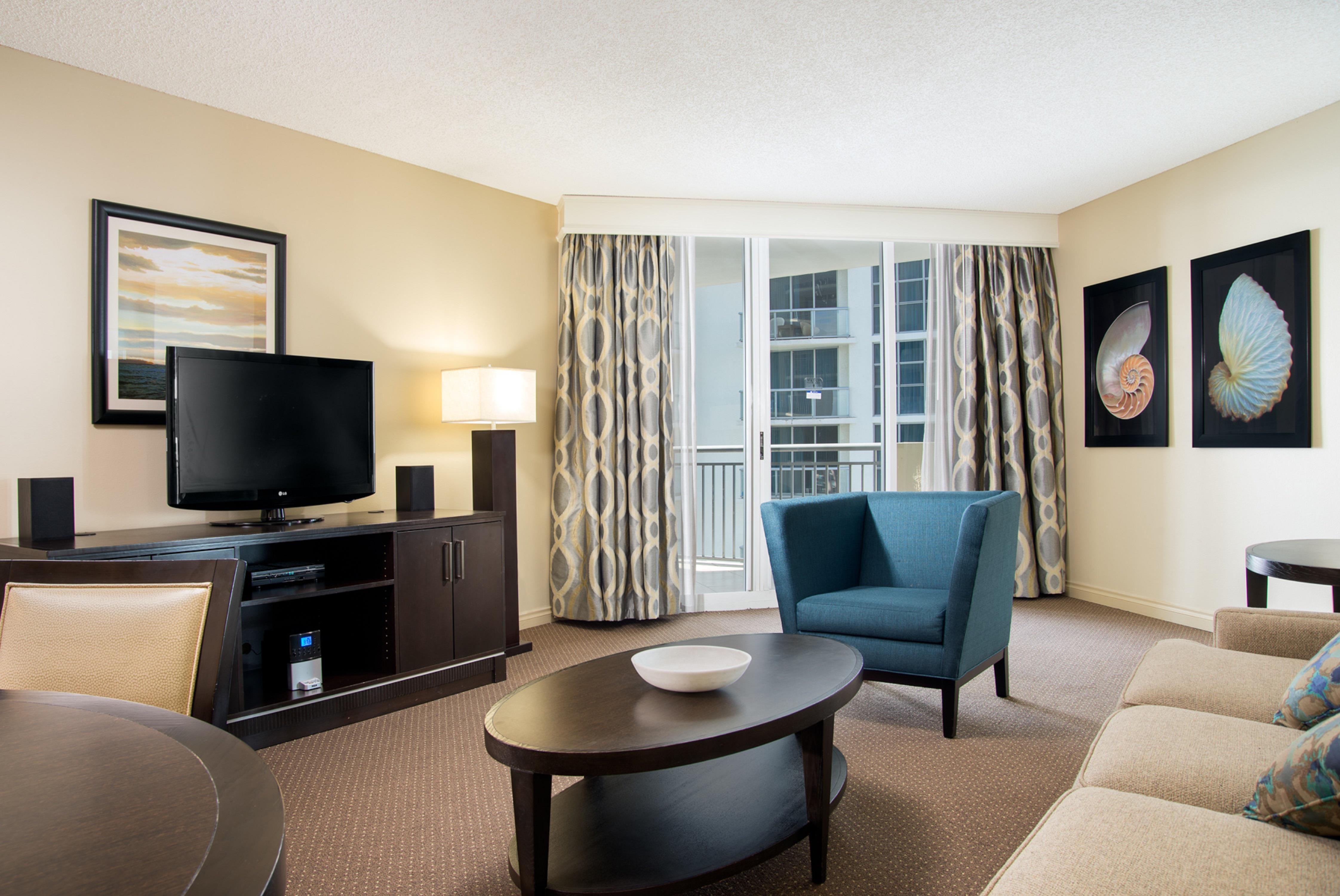 DoubleTree by Hilton Ocean Point Resort - North Miami Beach Room Type - 1KNG 2DBL 2BDRM STE NS POV