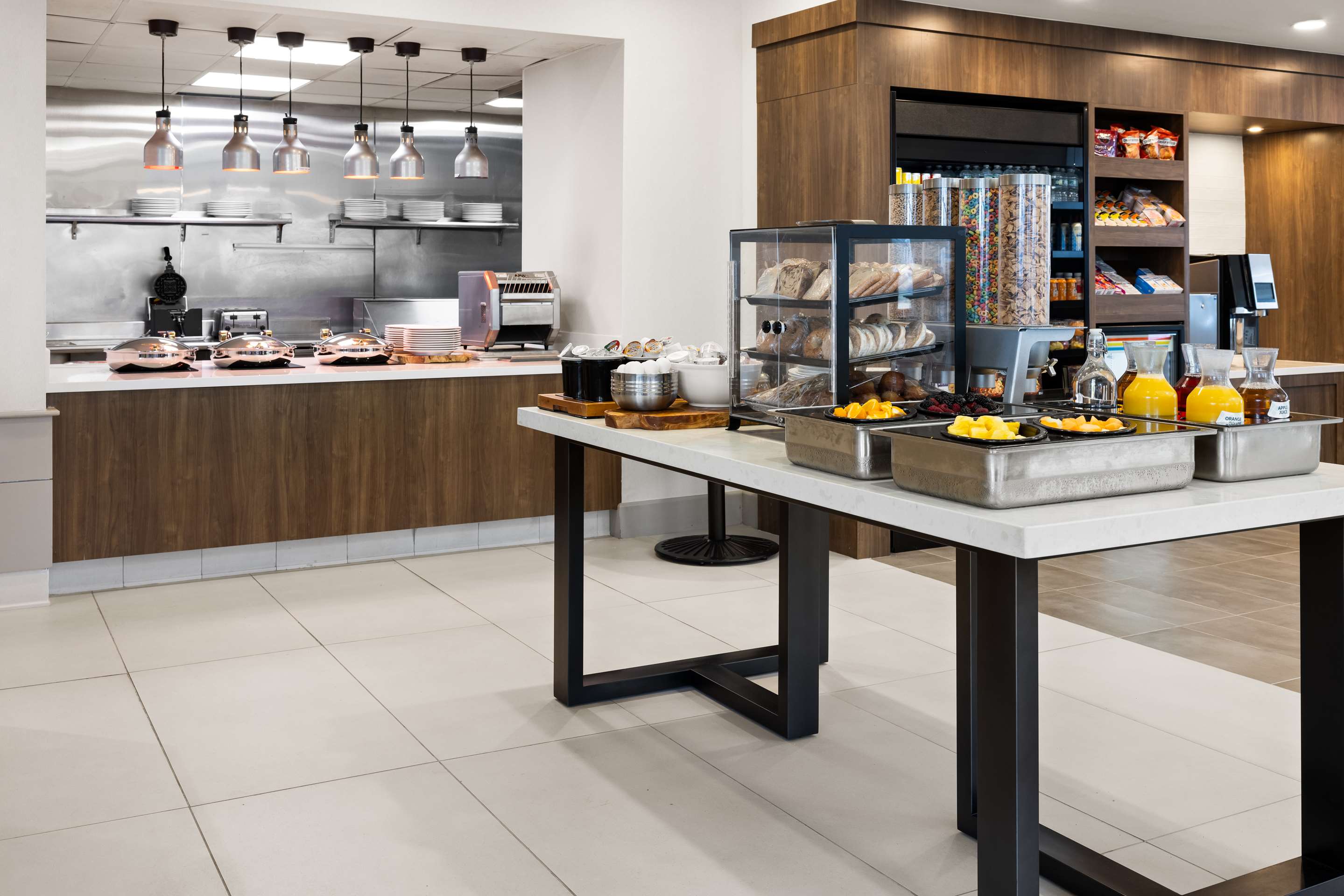 Breakfast Area | Hilton Garden Inn Milford