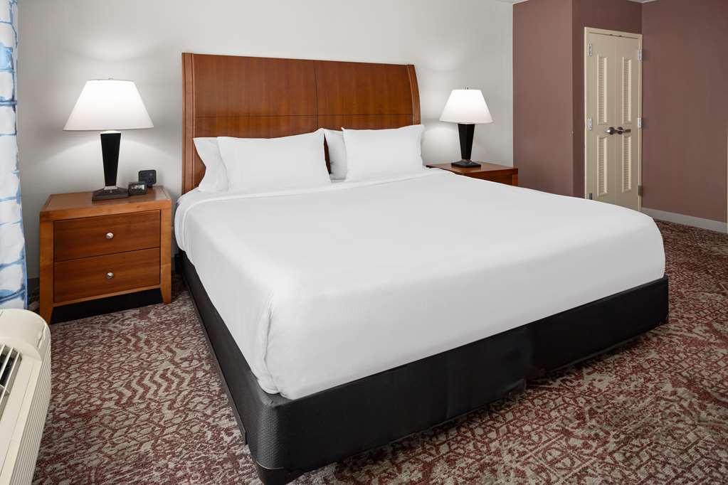 Hilton Garden Inn Milford Room Type - 1KNG ACC DLX 1BDRM STE TUB