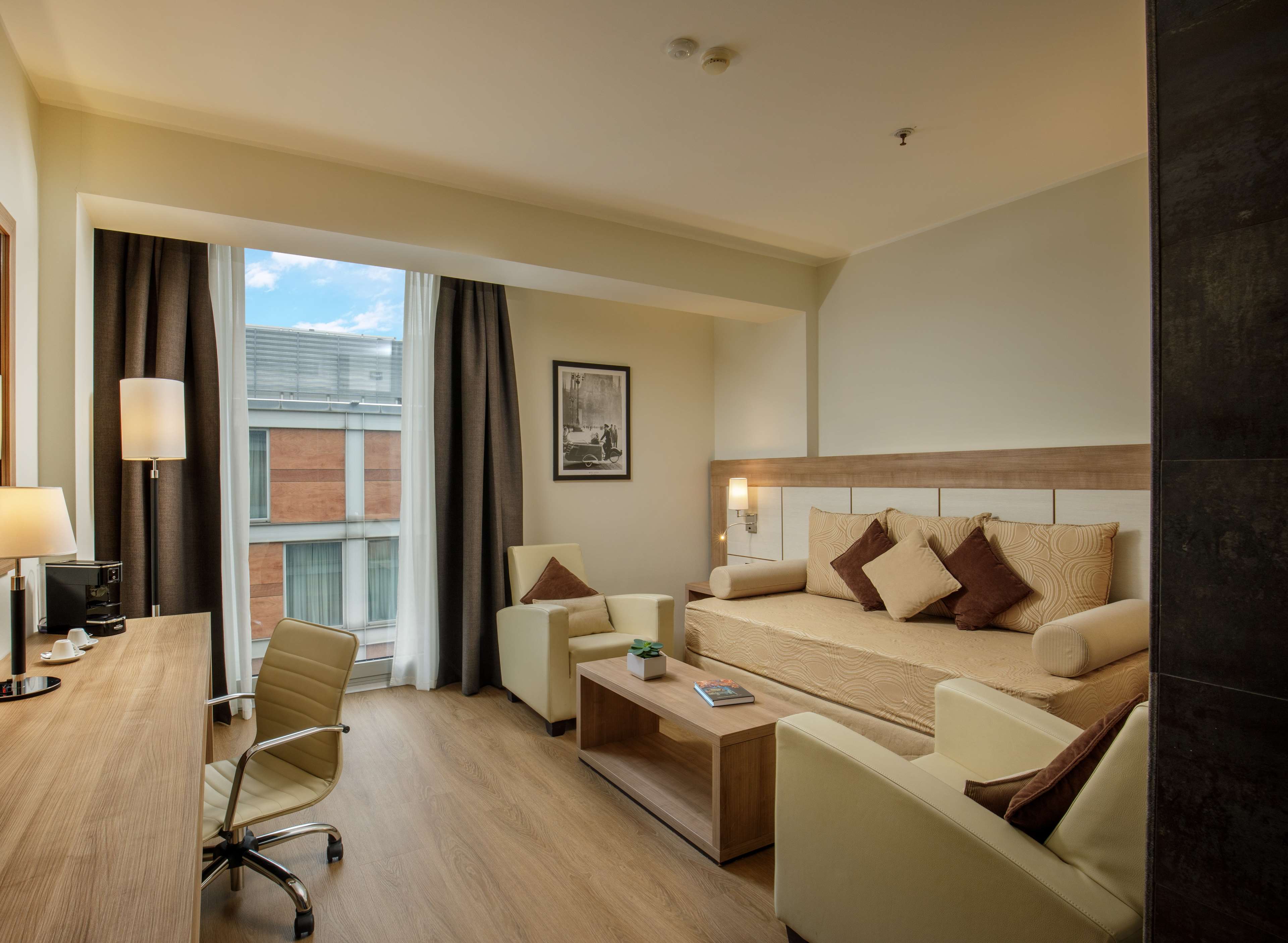 DoubleTree by Hilton Milan Room Type - King Suite with Lounge Area