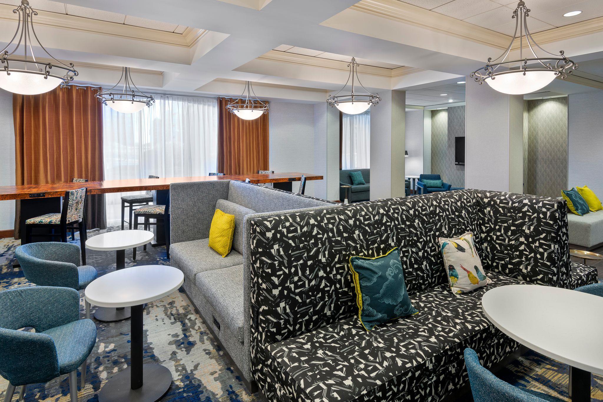 Lobby | Hampton Inn & Suites Kansas City-Country Club Plaza