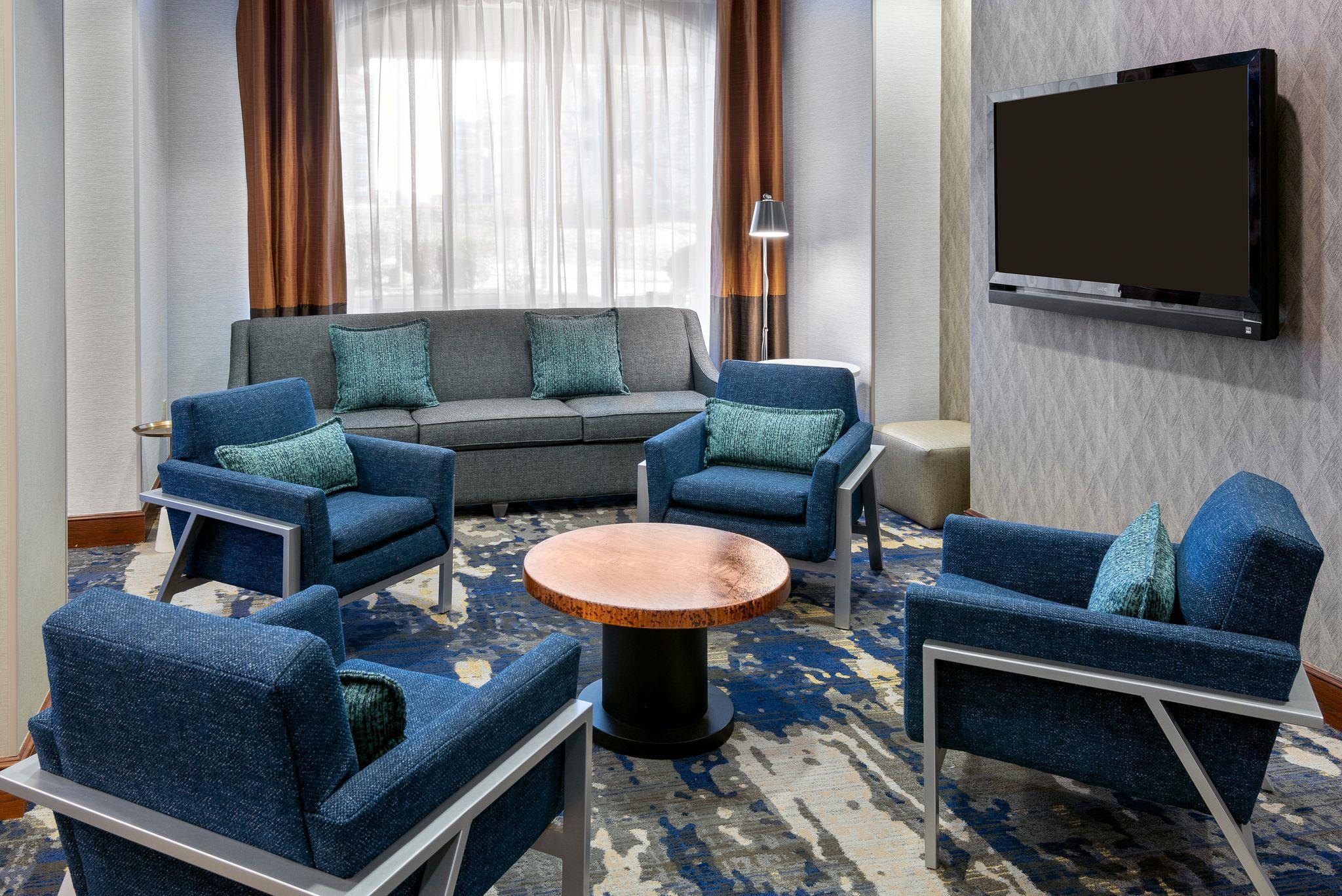 Lobby | Hampton Inn & Suites Kansas City-Country Club Plaza