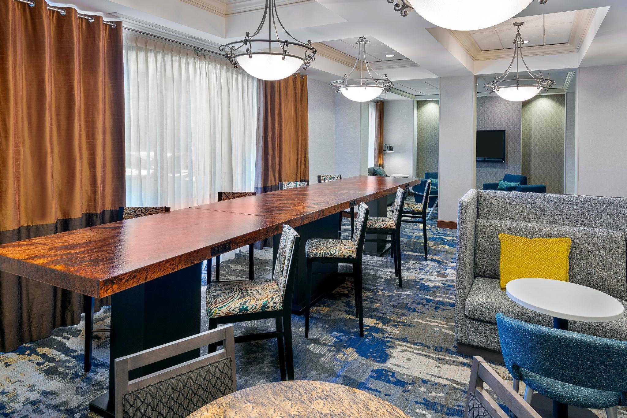 Lobby | Hampton Inn & Suites Kansas City-Country Club Plaza