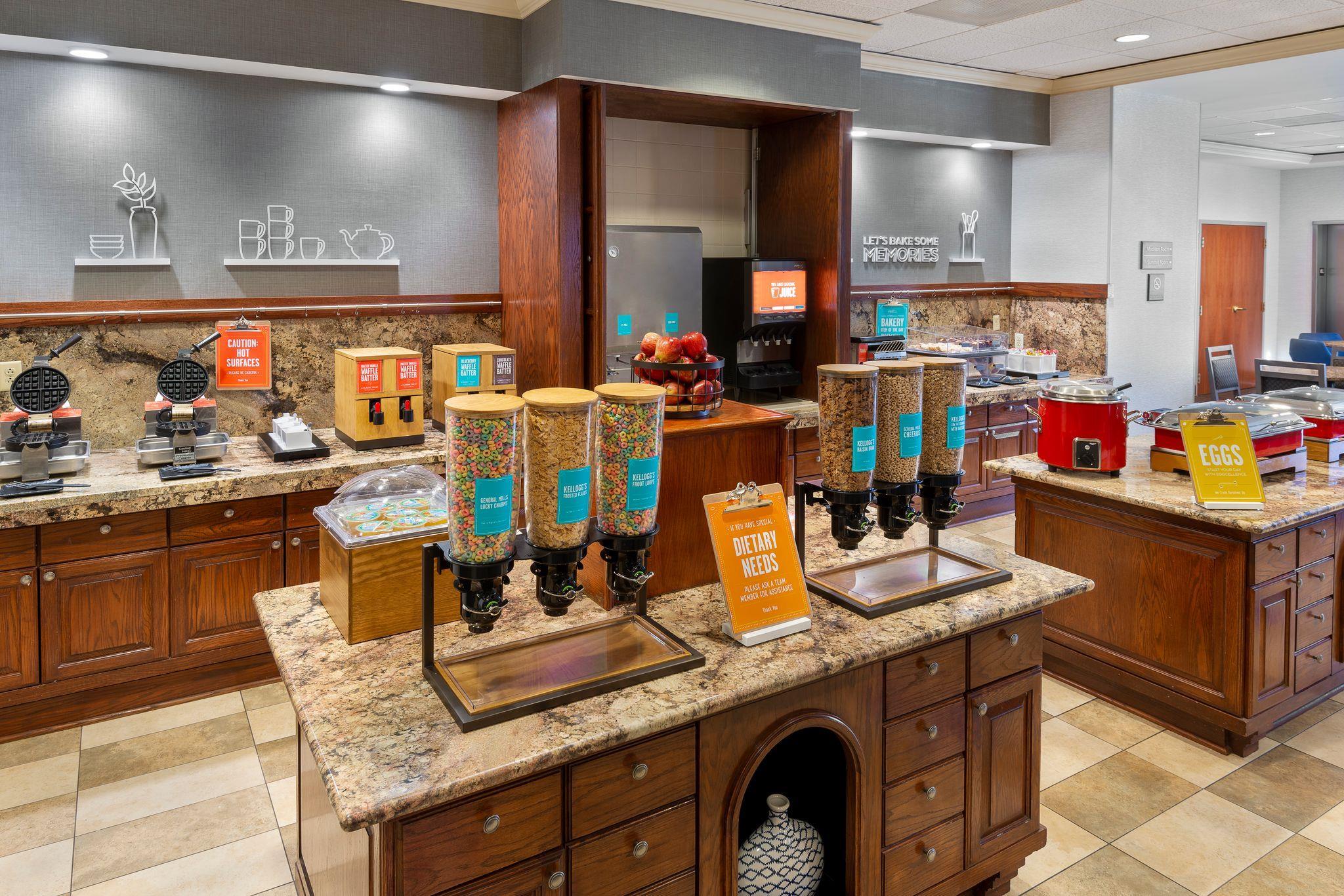 Breakfast Area | Hampton Inn & Suites Kansas City-Country Club Plaza
