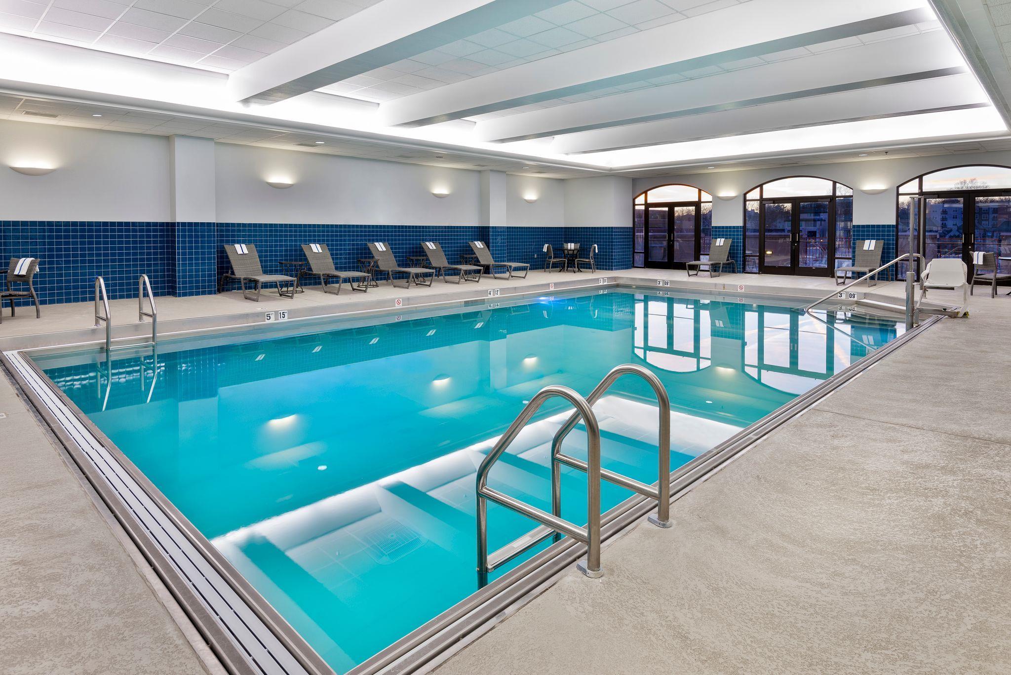 Pool | Hampton Inn & Suites Kansas City-Country Club Plaza