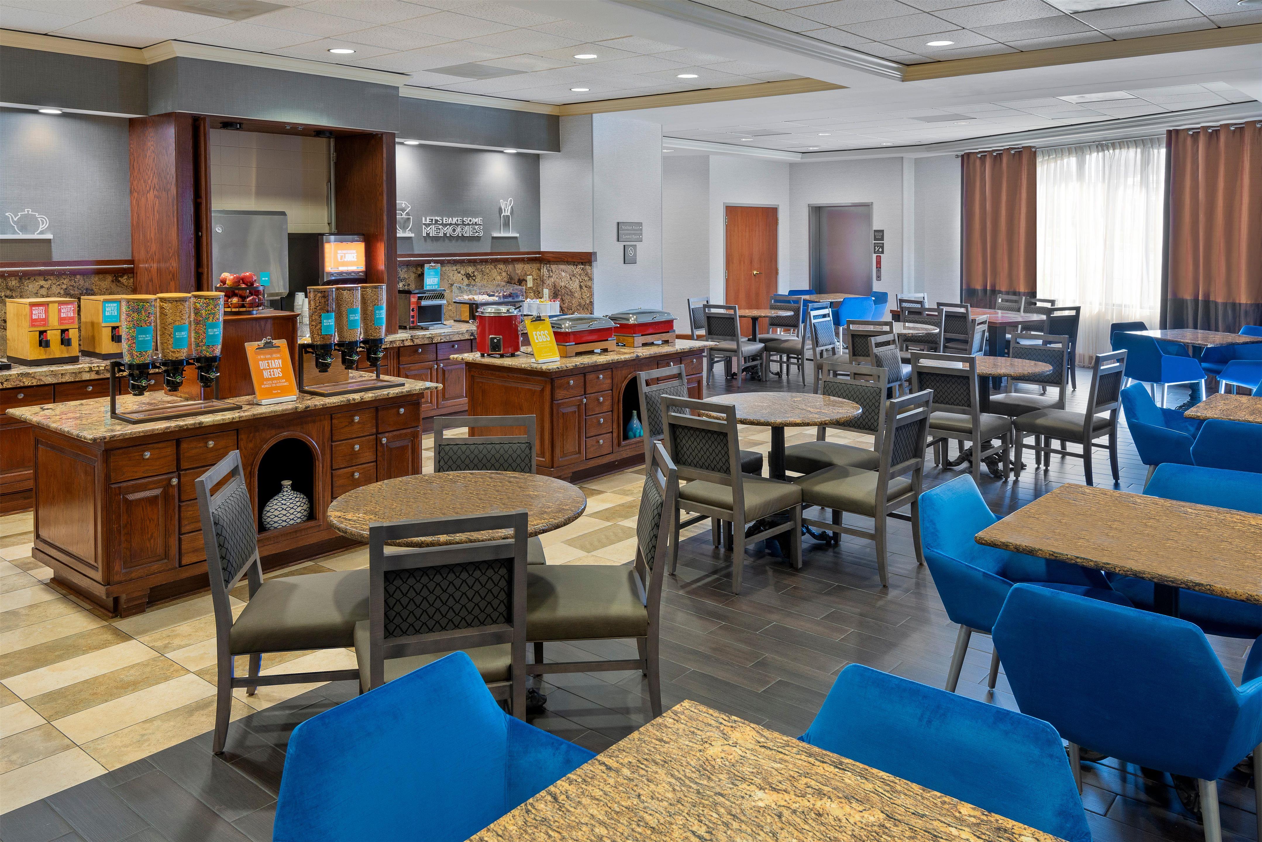 Breakfast Area | Hampton Inn & Suites Kansas City-Country Club Plaza