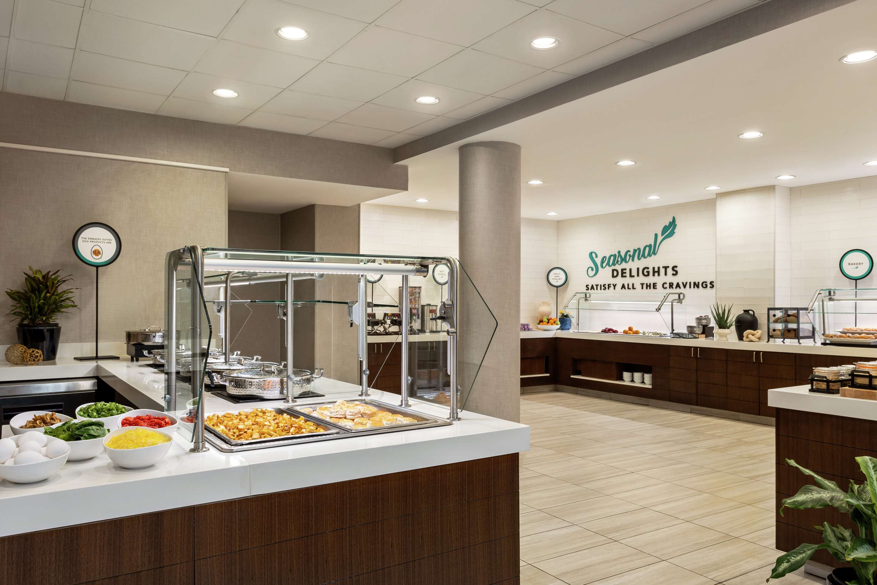 Breakfast Area | Embassy Suites by Hilton Kansas City Overland Park