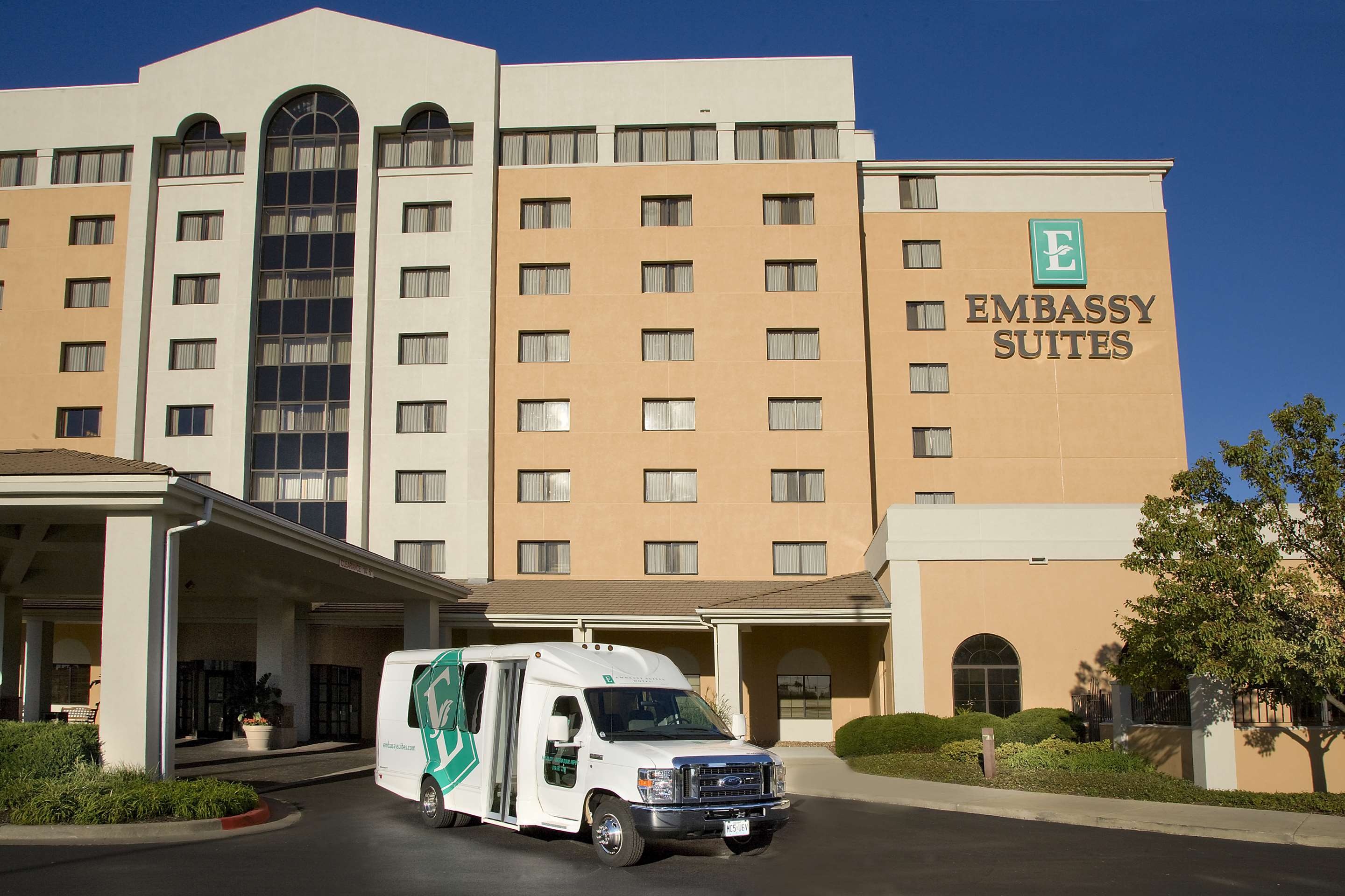 Exterior | Embassy Suites by Hilton Kansas City International Airport