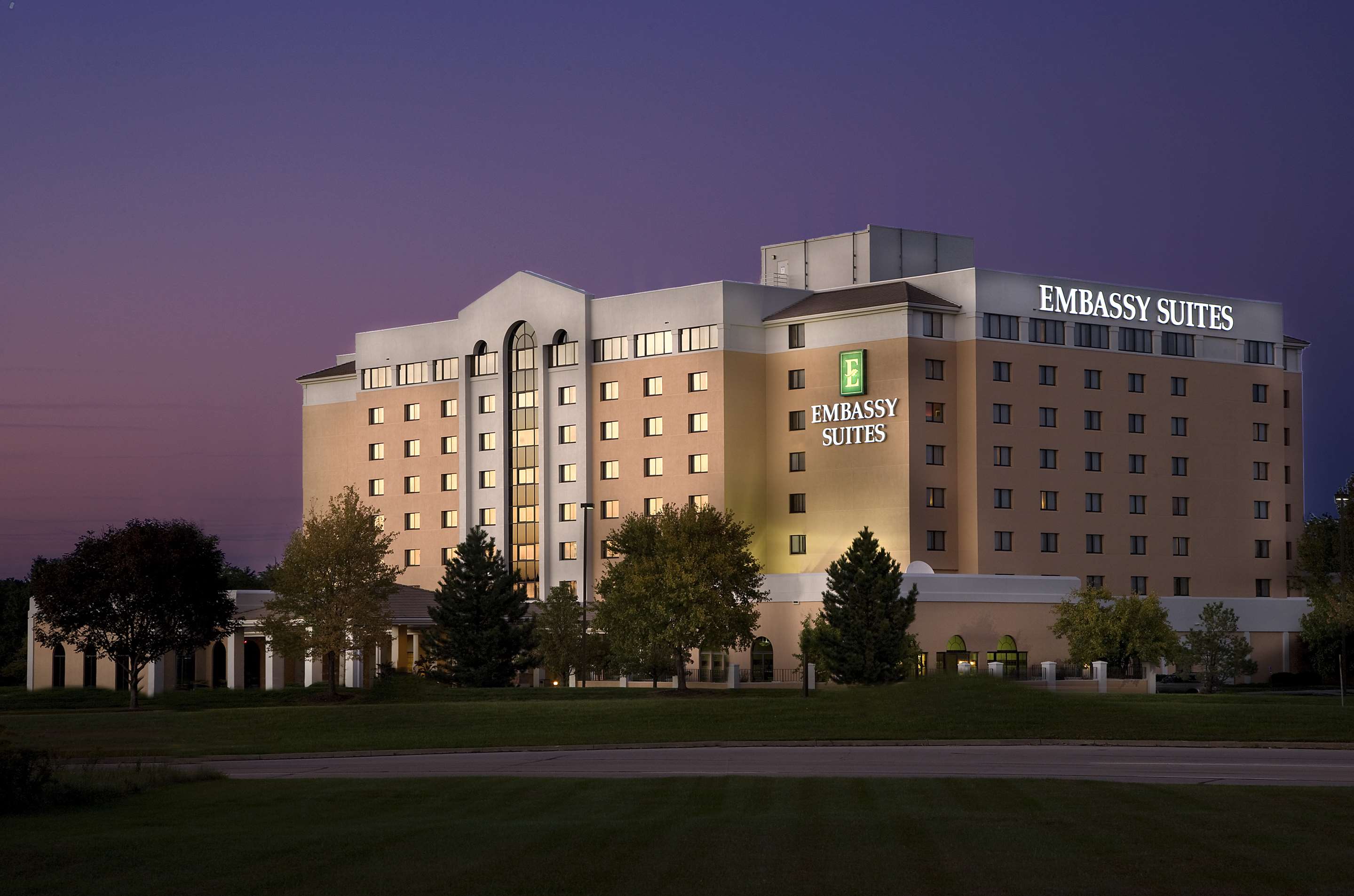 Exterior | Embassy Suites by Hilton Kansas City International Airport