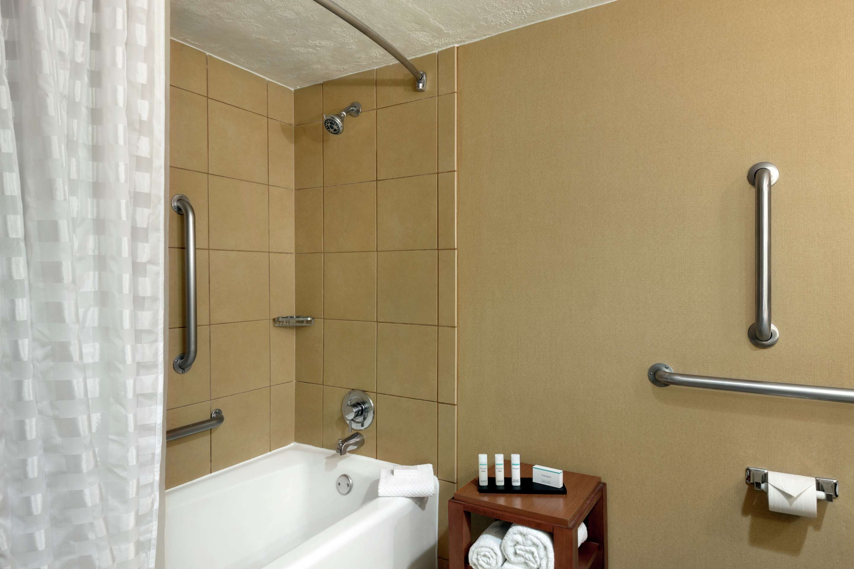 Guest room bath