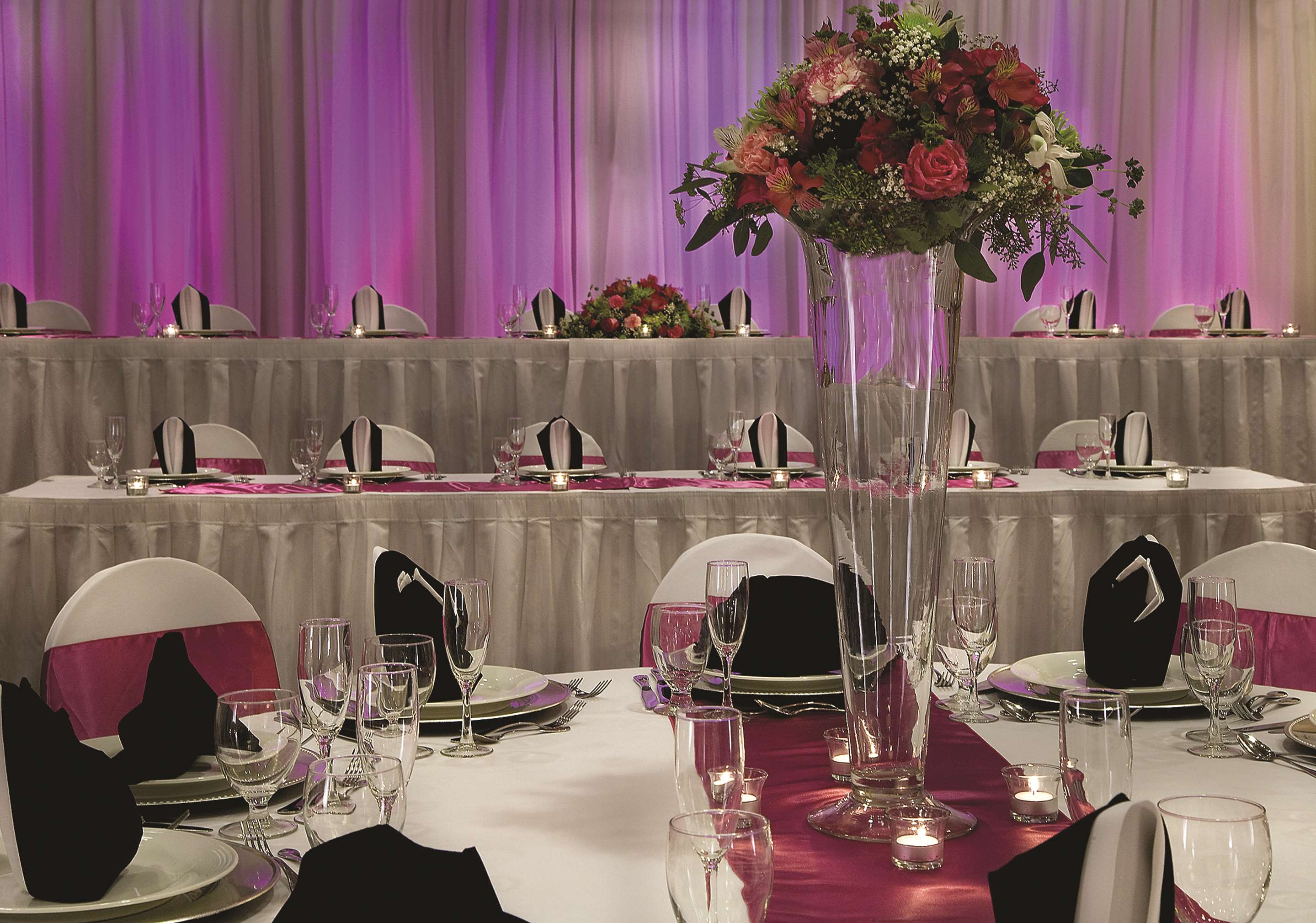Restaurant | Embassy Suites by Hilton Kansas City International Airport
