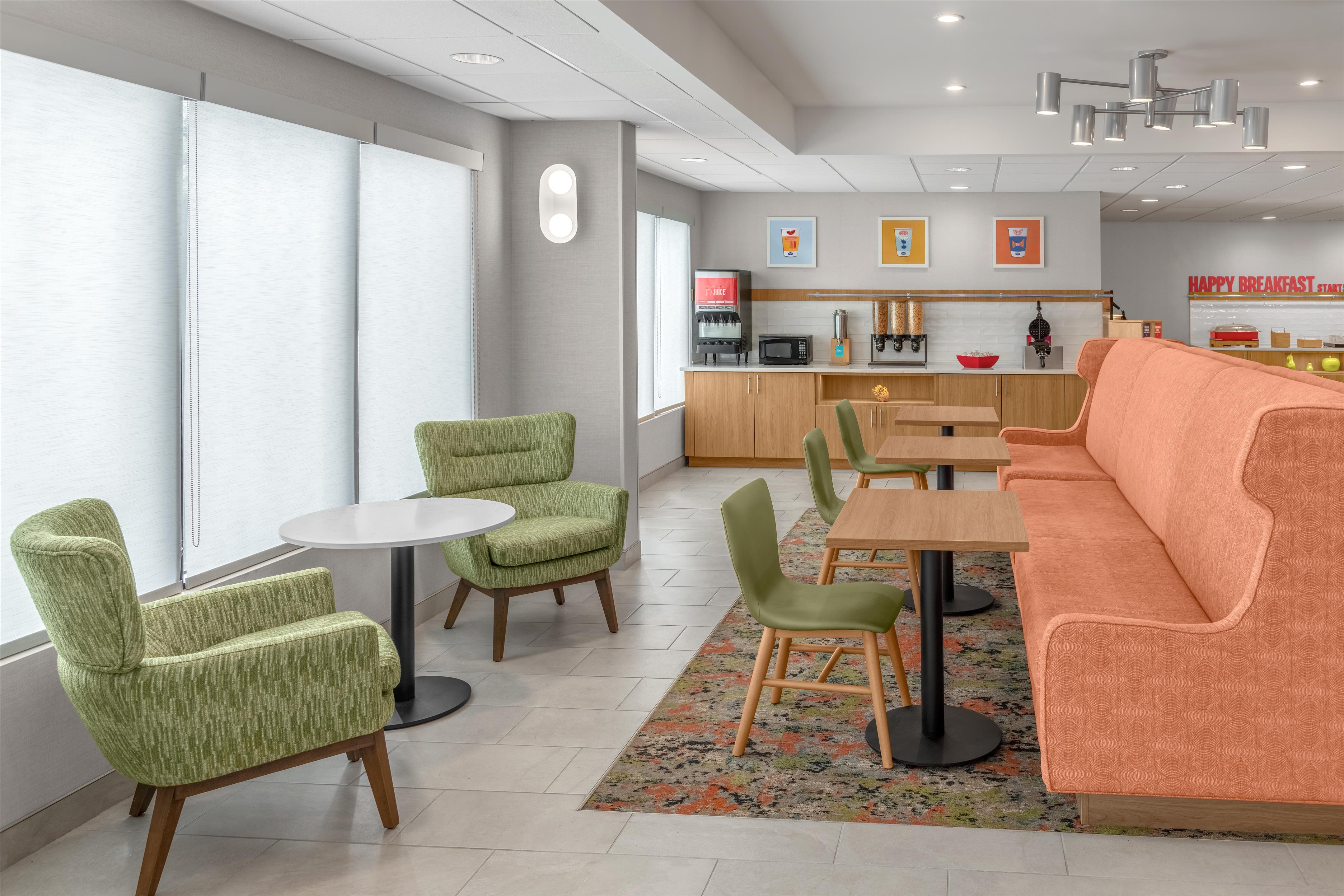 Breakfast Area | Hampton Inn Kansas City/Shawnee Mission
