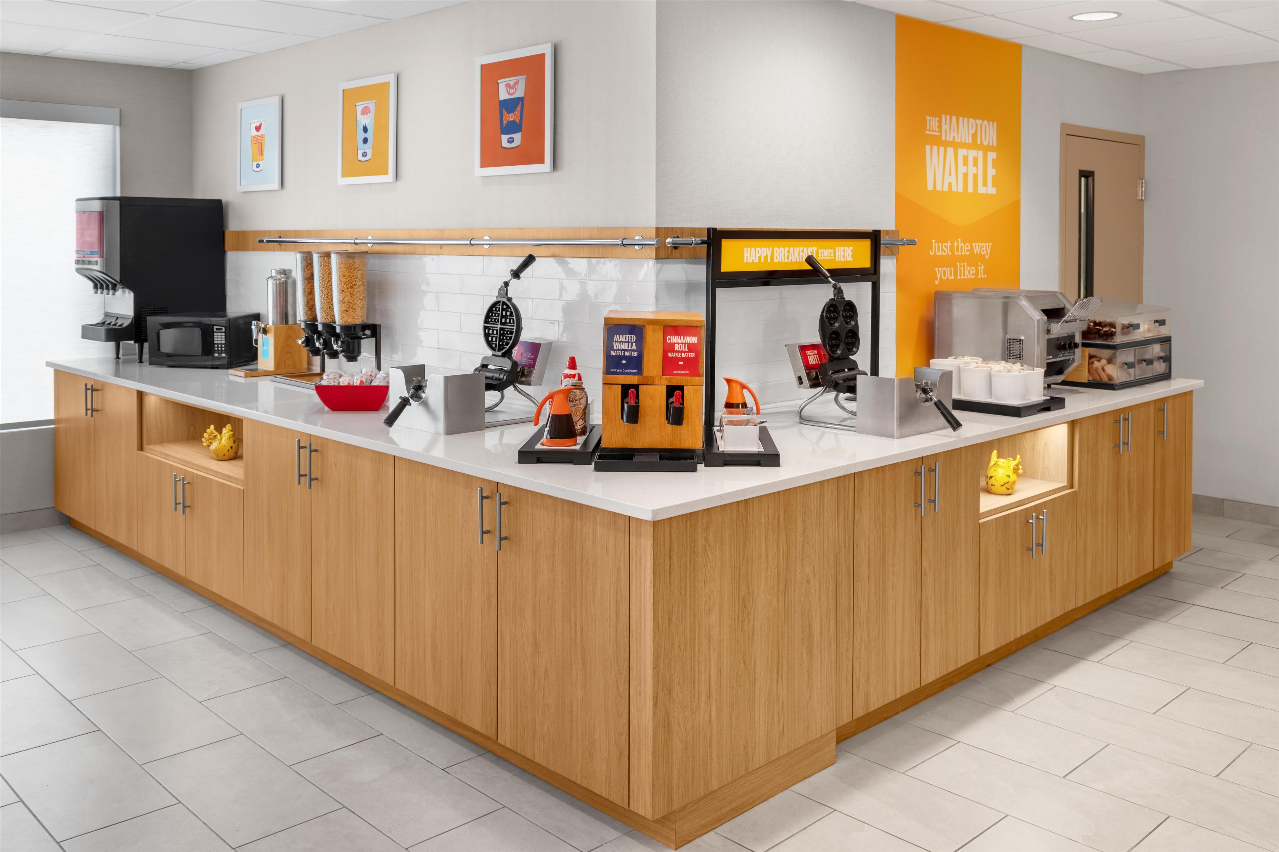 Breakfast Area | Hampton Inn Kansas City/Shawnee Mission