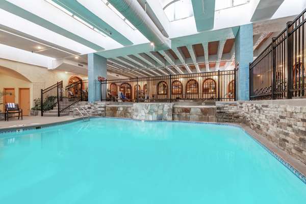 Pool - Embassy Suites Country Club Plaza Kansas City