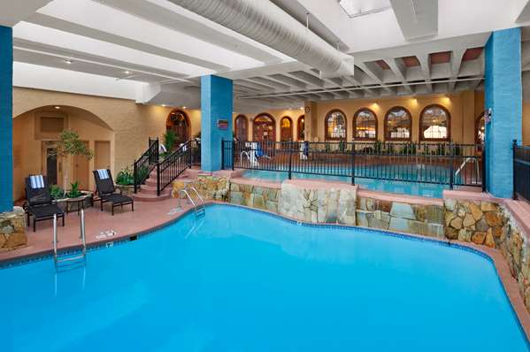 Pool - Embassy Suites Country Club Plaza Kansas City