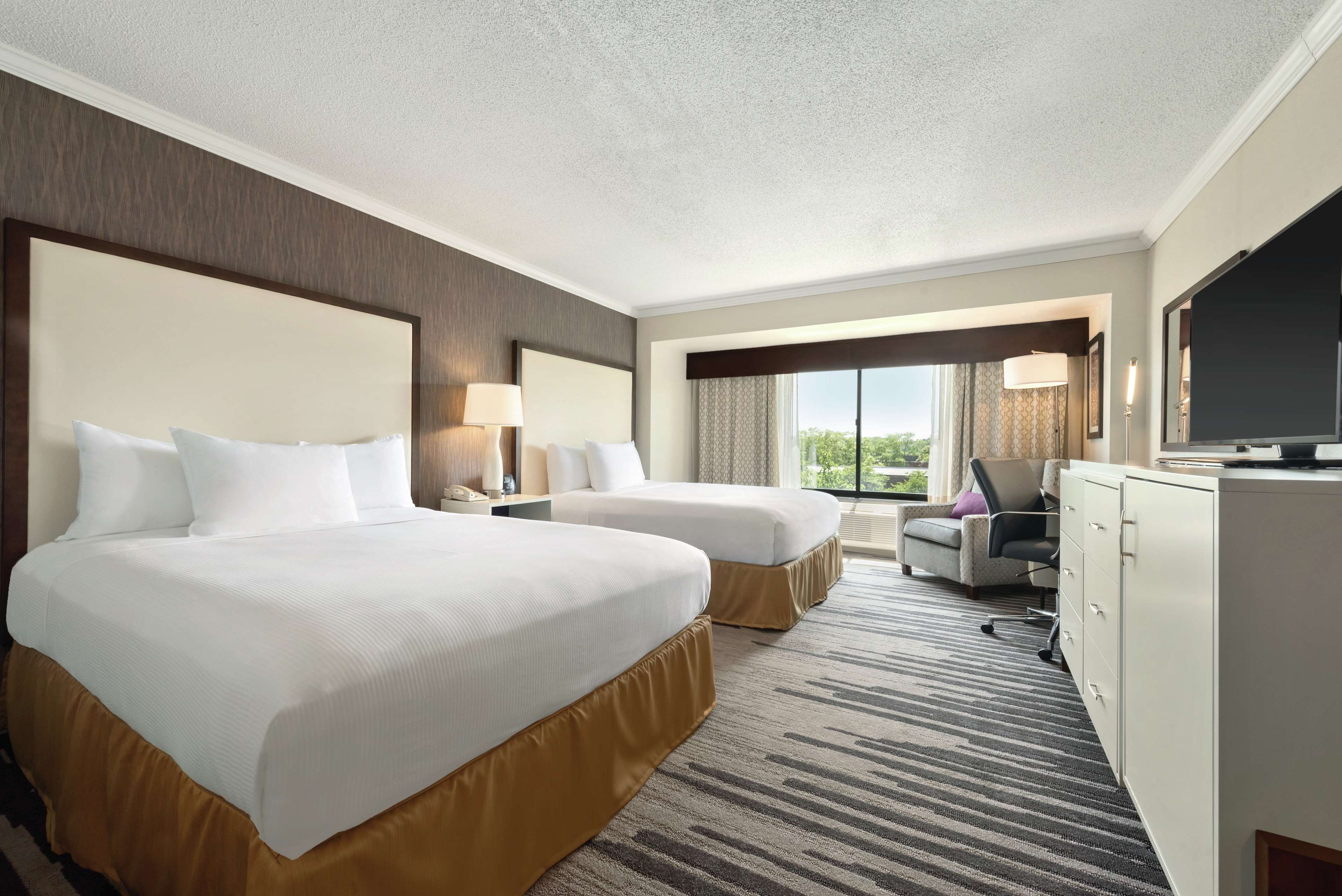 DoubleTree by Hilton Milwaukee - Brookfield Room Type - 2 QUEEN BEDS