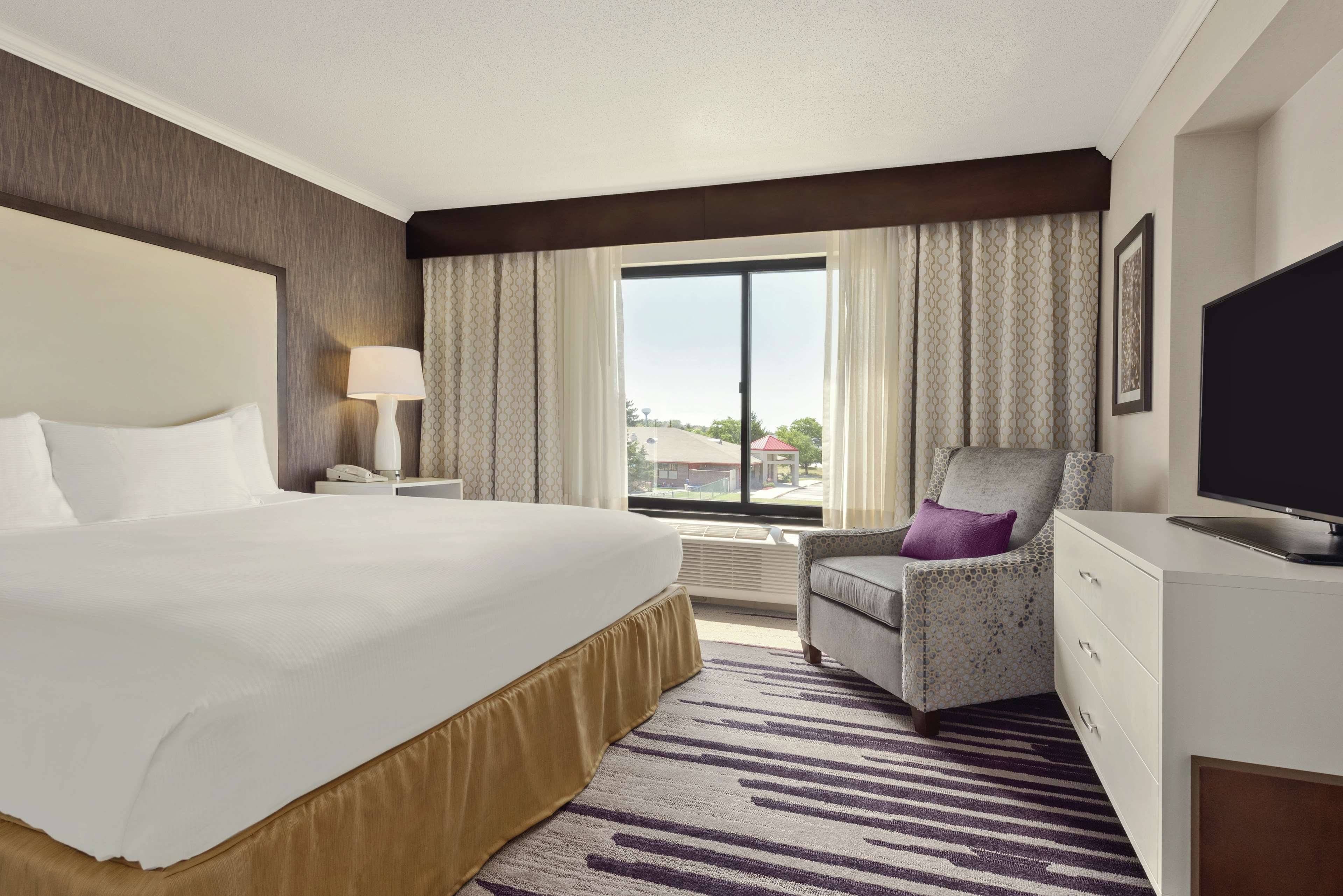 DoubleTree by Hilton Milwaukee - Brookfield Room Type - 1 KING 2 ROOM SUITE