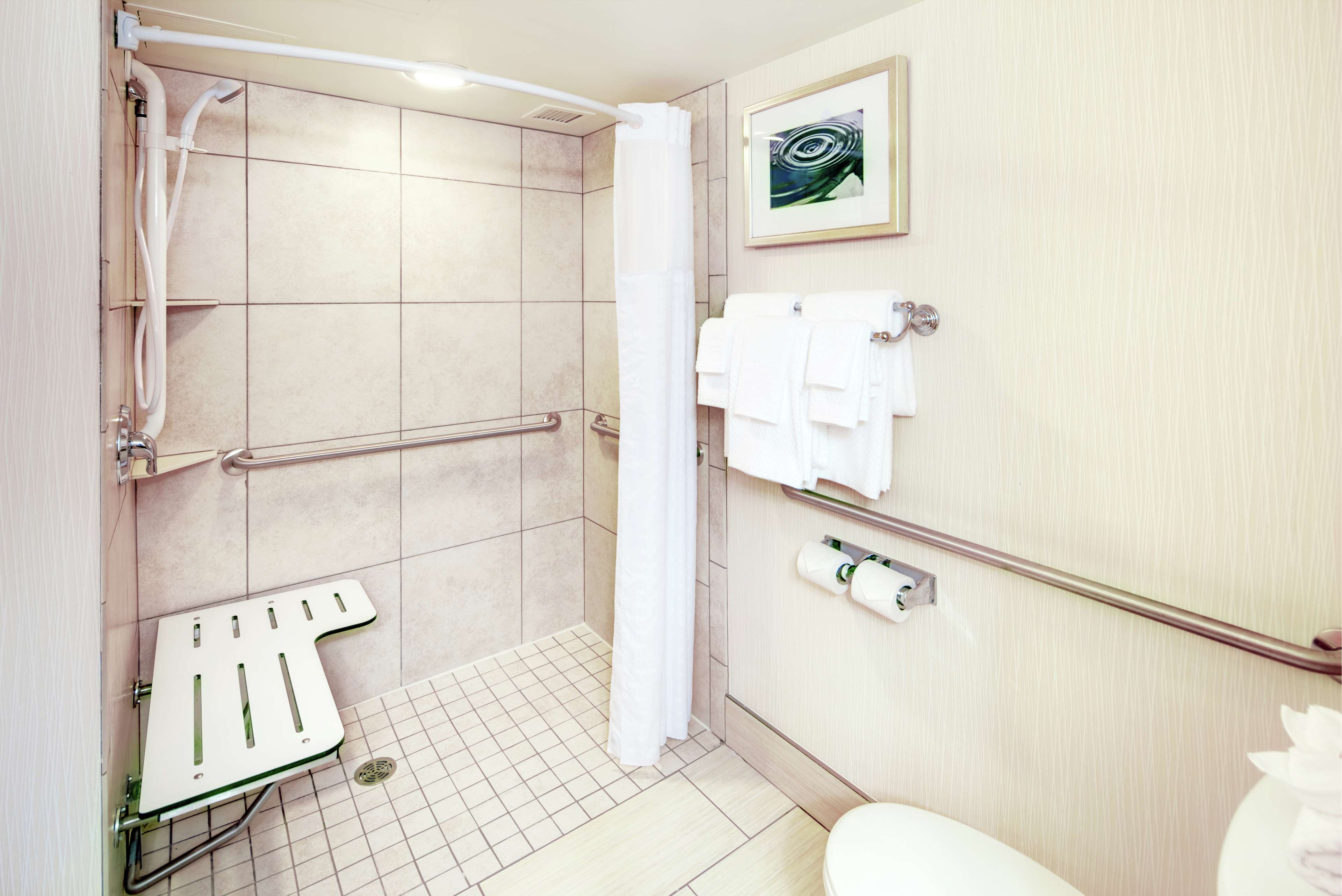 DoubleTree by Hilton Milwaukee Downtown Room Type - 1 QUEEN ACC ROLL-IN SHWR