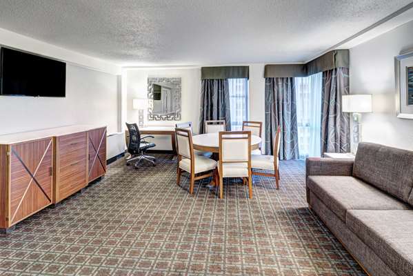  - DoubleTree by Hilton Hotel Downtown Milwaukee - I-43, Exit 72A& 72E