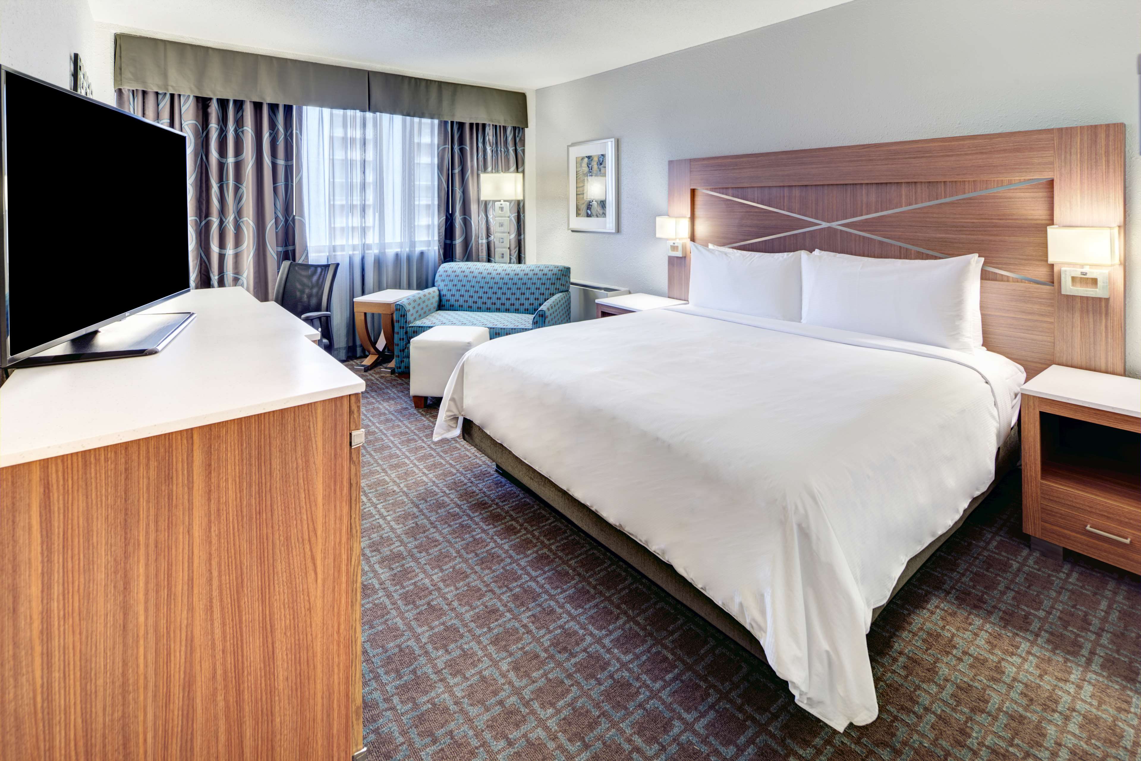 DoubleTree by Hilton Milwaukee Downtown - Tap to explore photos