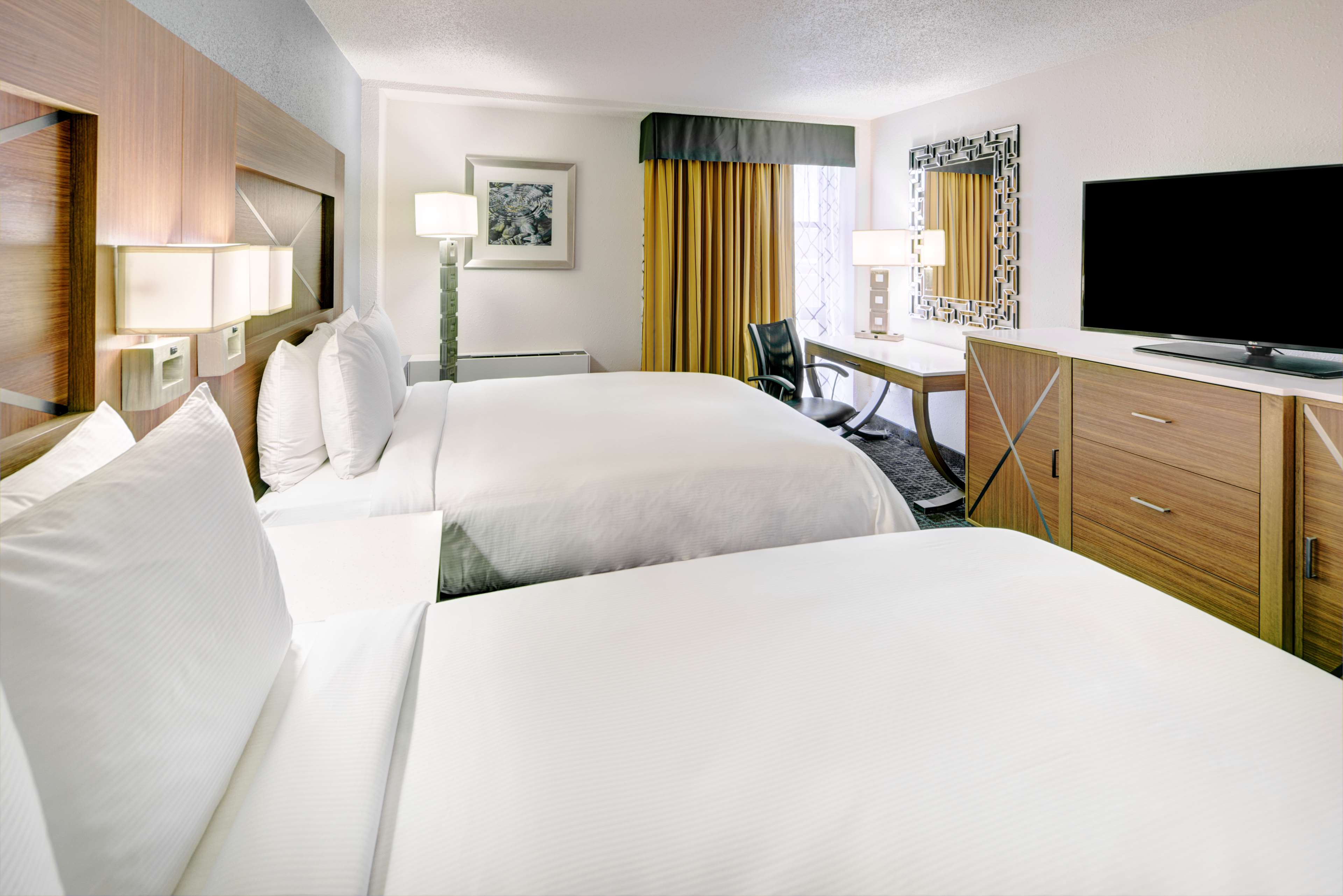 DoubleTree by Hilton Milwaukee Downtown Room Type - 2 QUEEN BEDS FRIDGE MICRO