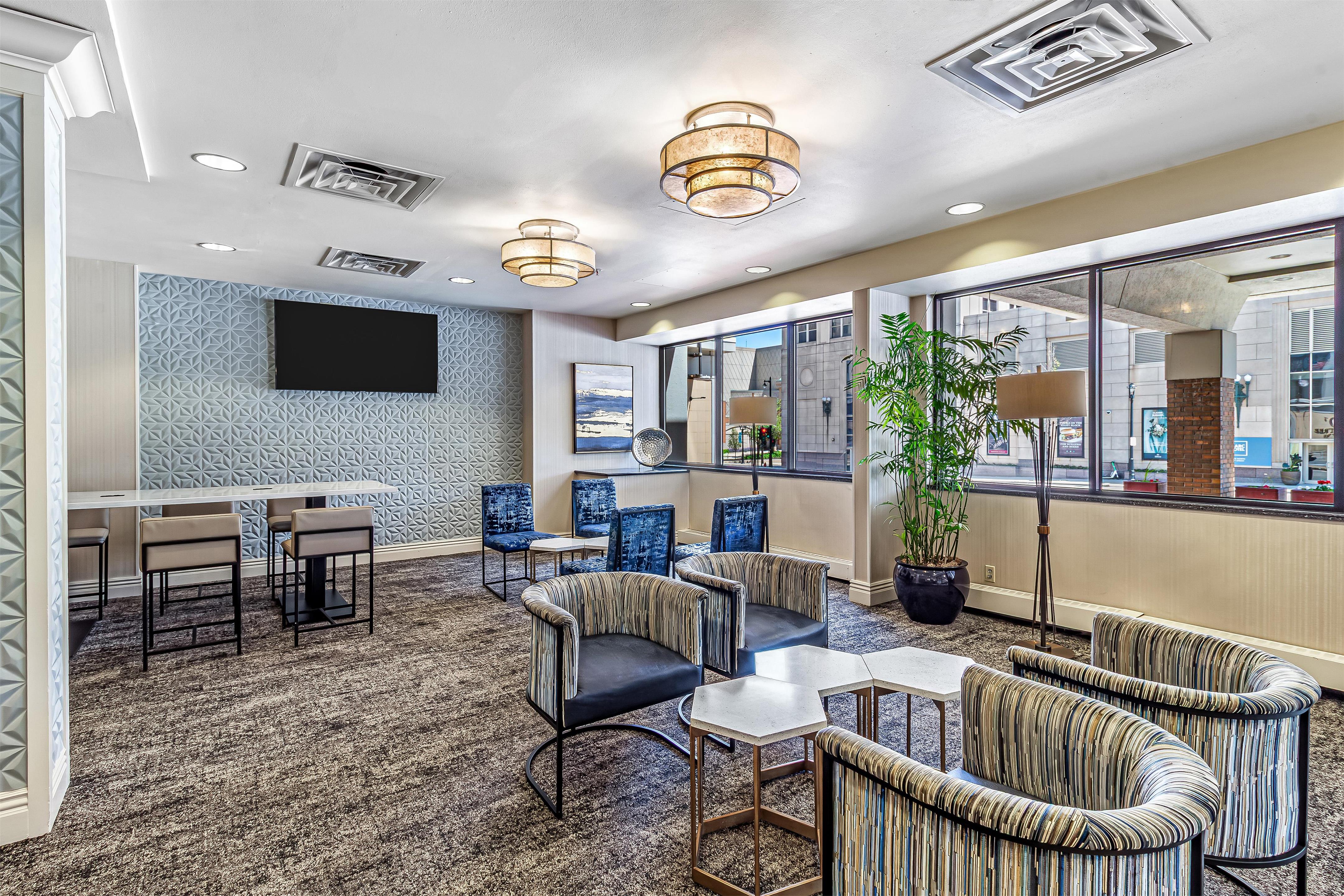 Lobby | DoubleTree by Hilton Milwaukee Downtown