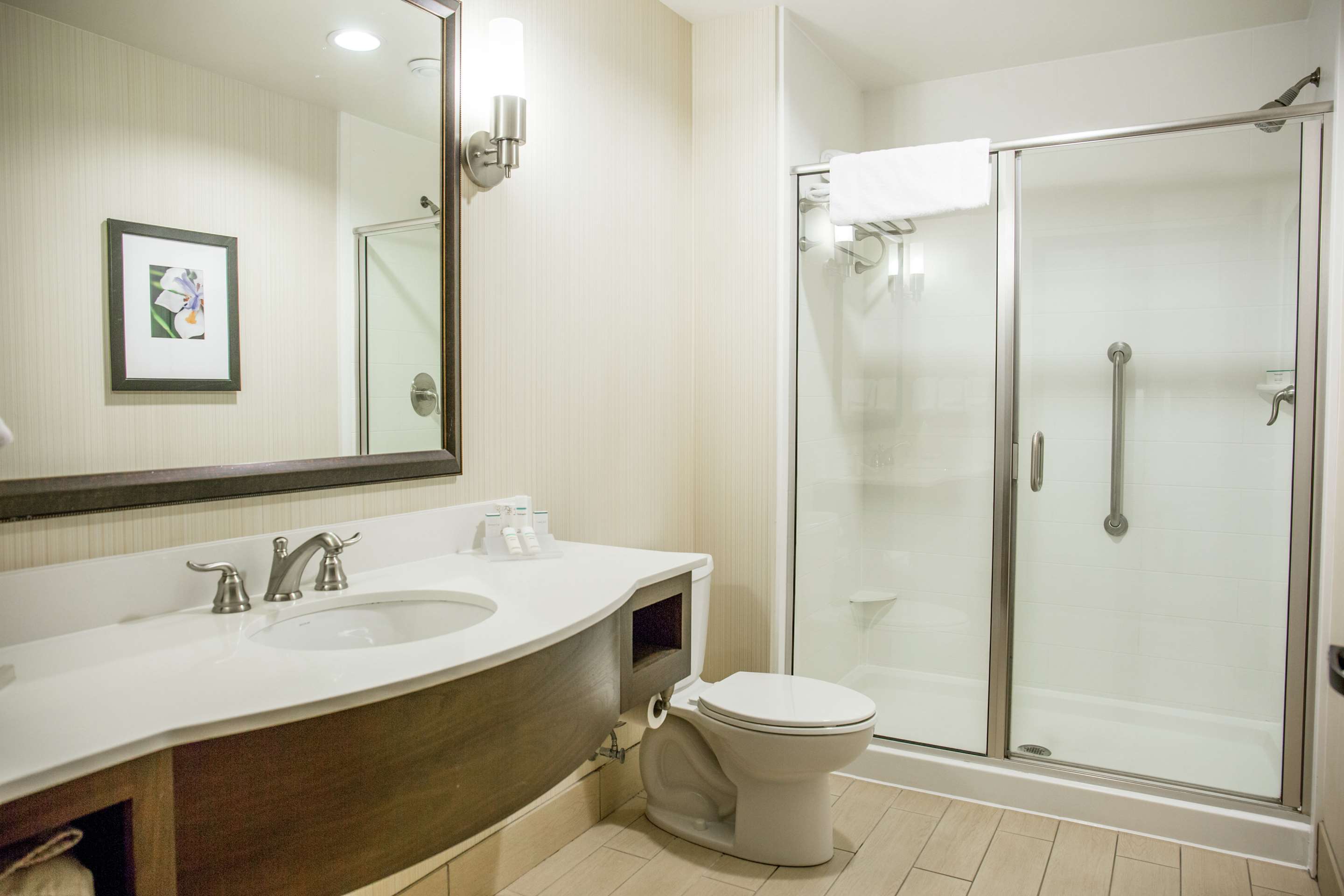Guest room bath