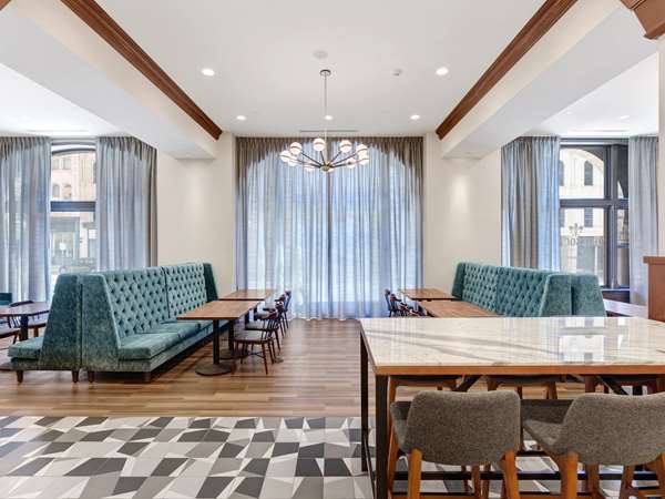 Restaurant - Hilton Garden Inn Downtown Milwaukee - I-794, Exit 1E