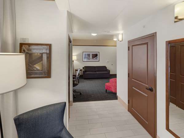  - Hilton Garden Inn Downtown Milwaukee - I-794, Exit 1E