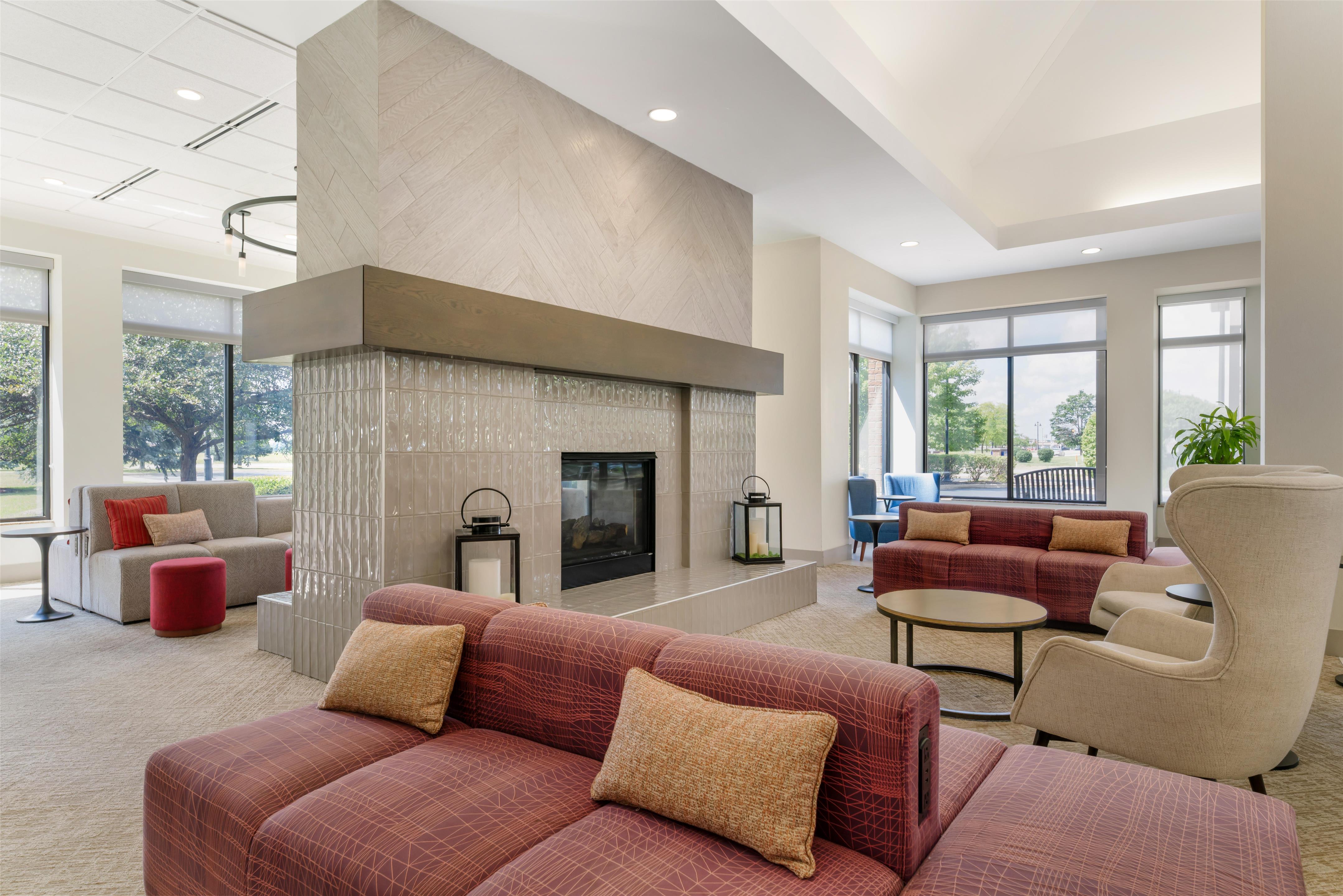 Lobby | Hilton Garden Inn Oconomowoc