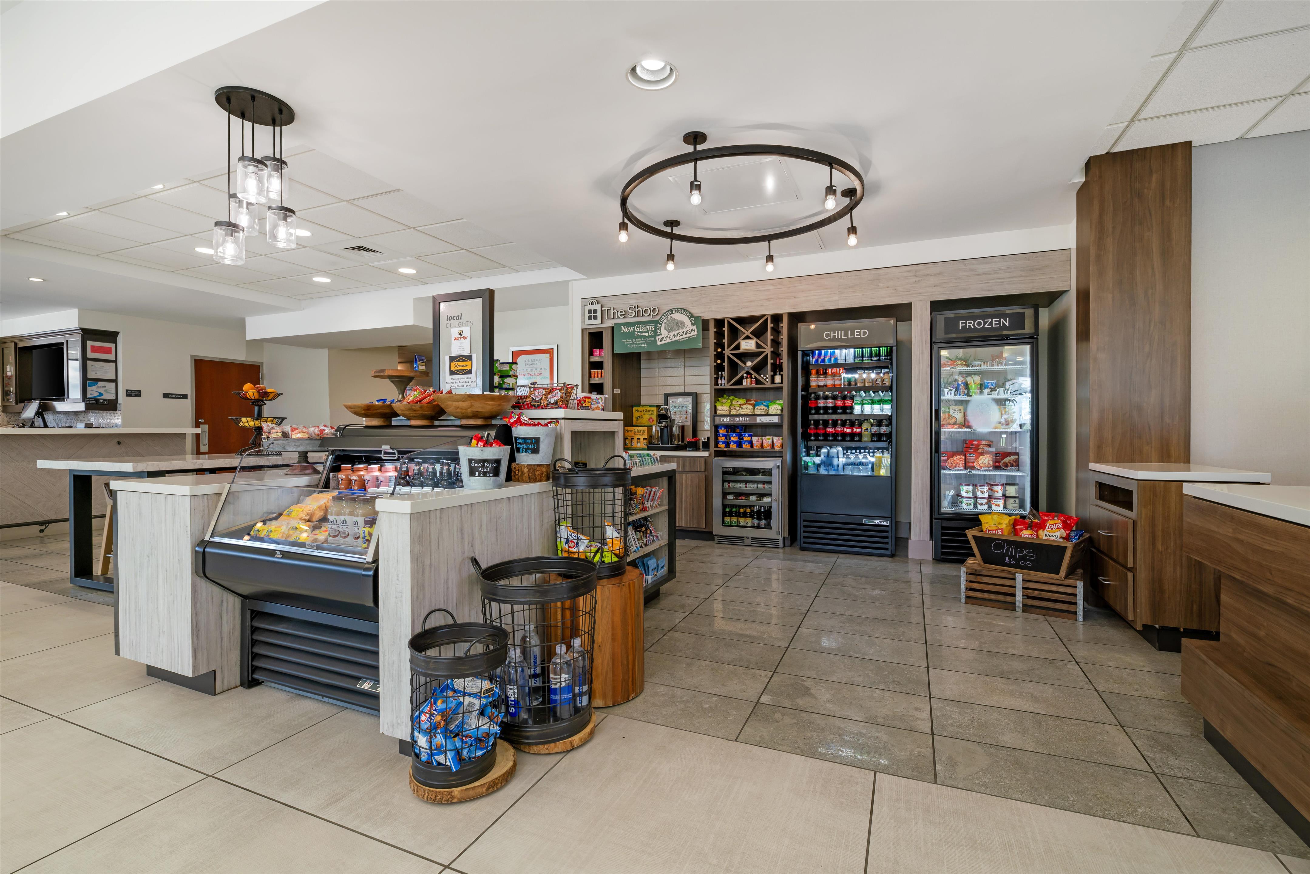 Restaurant | Hilton Garden Inn Oconomowoc