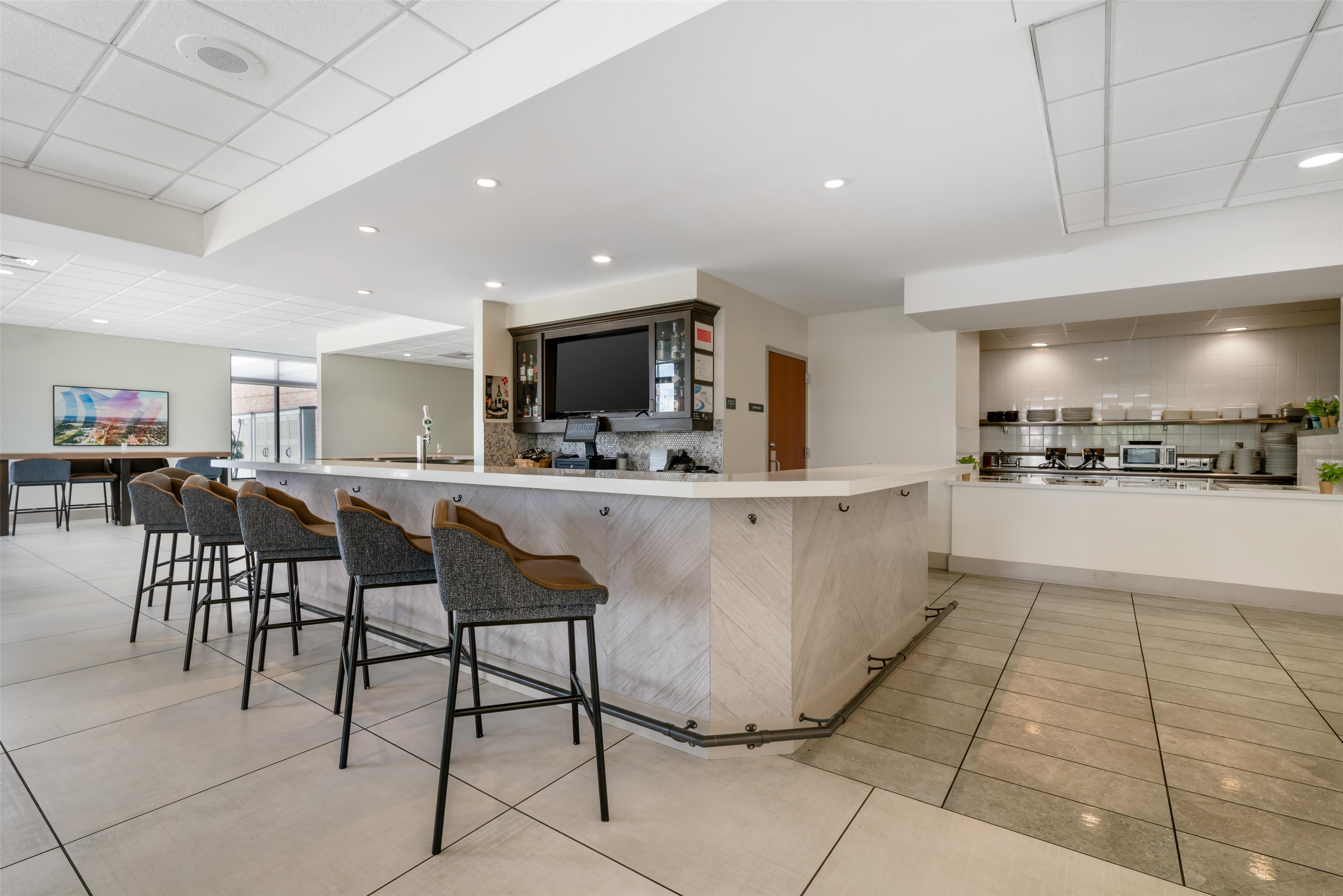 Restaurant | Hilton Garden Inn Oconomowoc