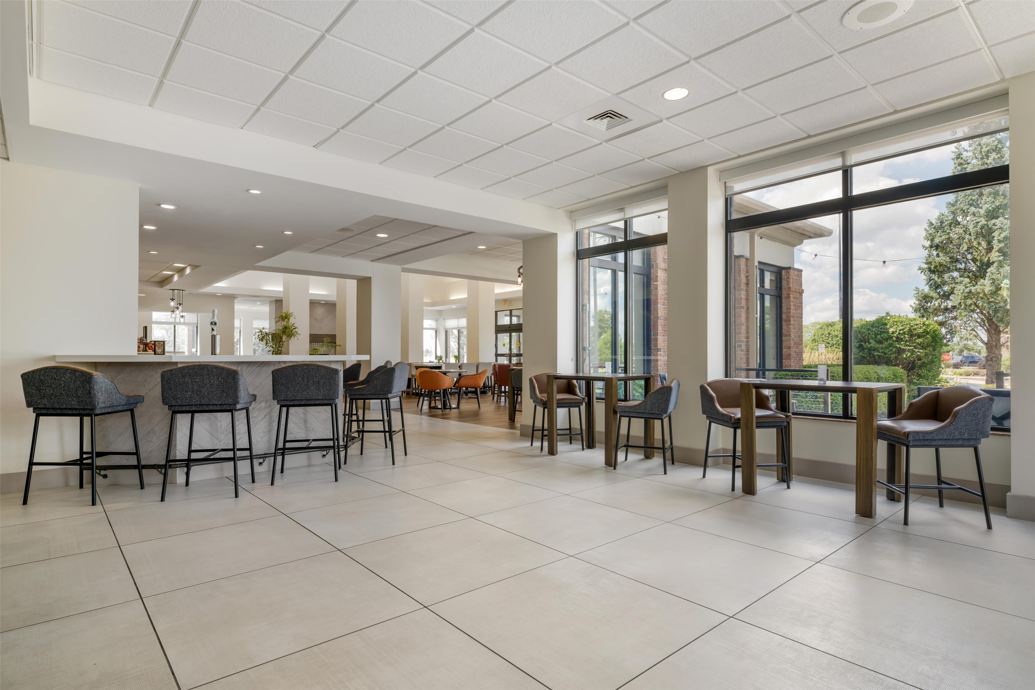 Restaurant | Hilton Garden Inn Oconomowoc