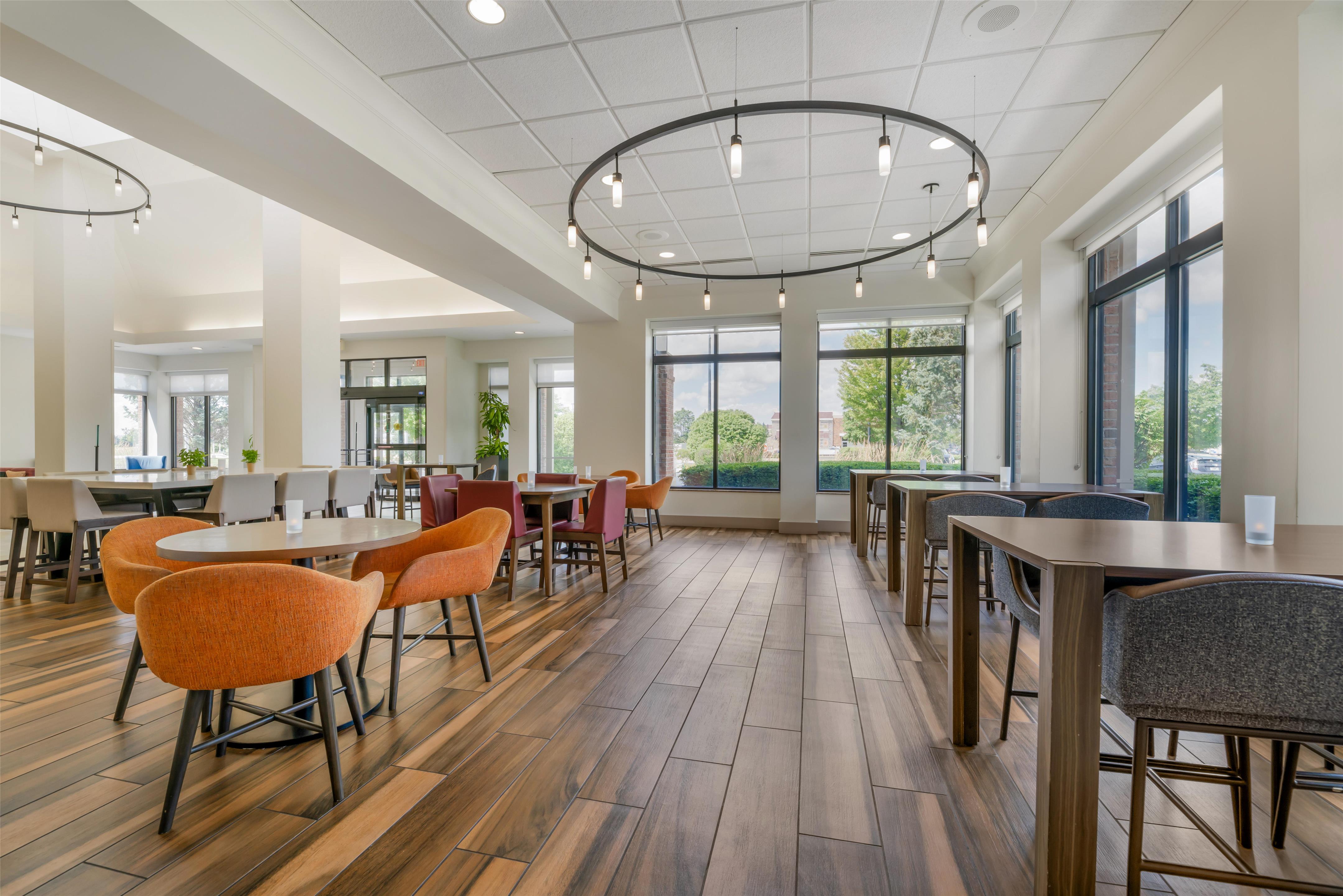 Restaurant | Hilton Garden Inn Oconomowoc
