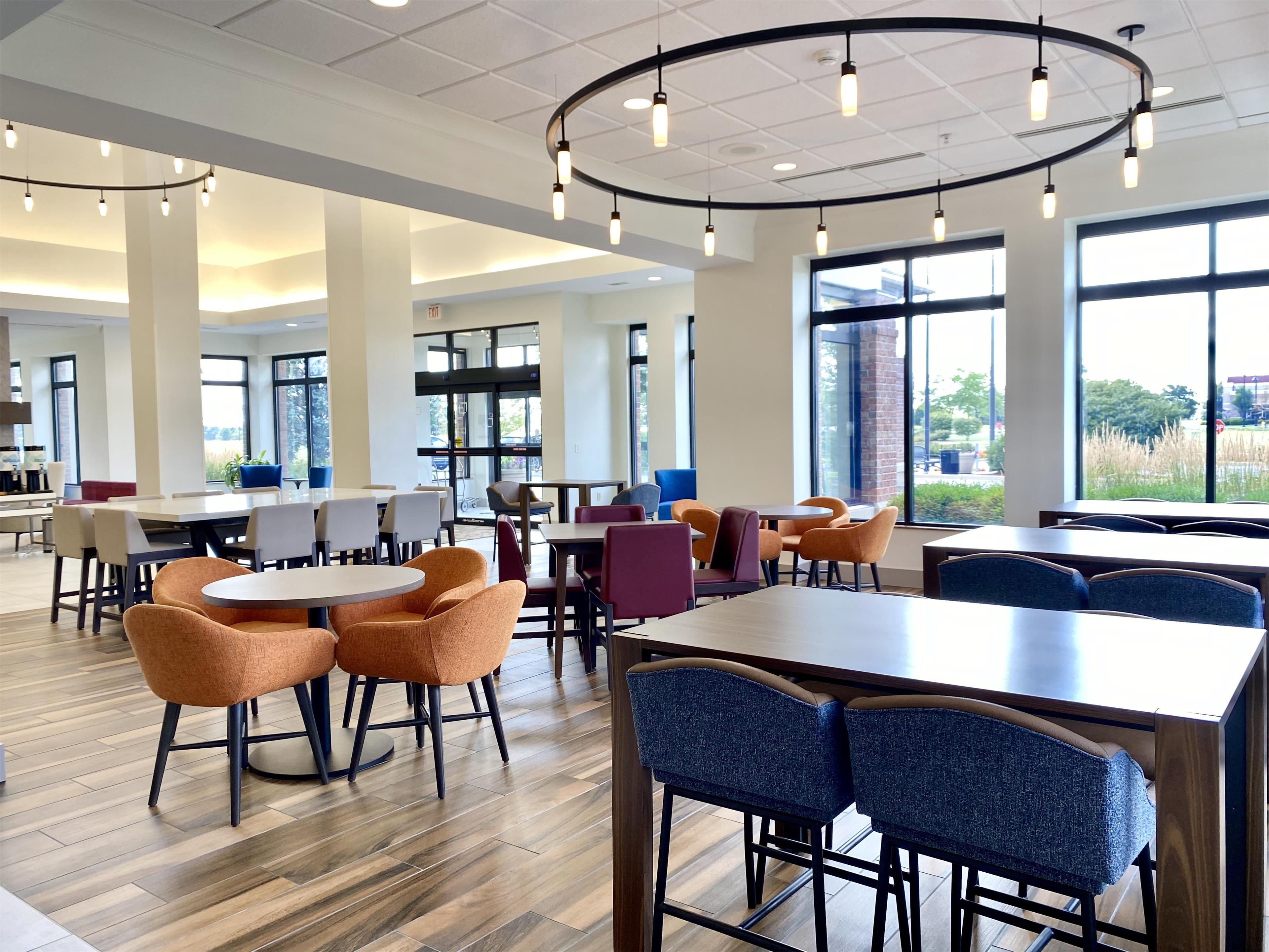 Restaurant | Hilton Garden Inn Oconomowoc