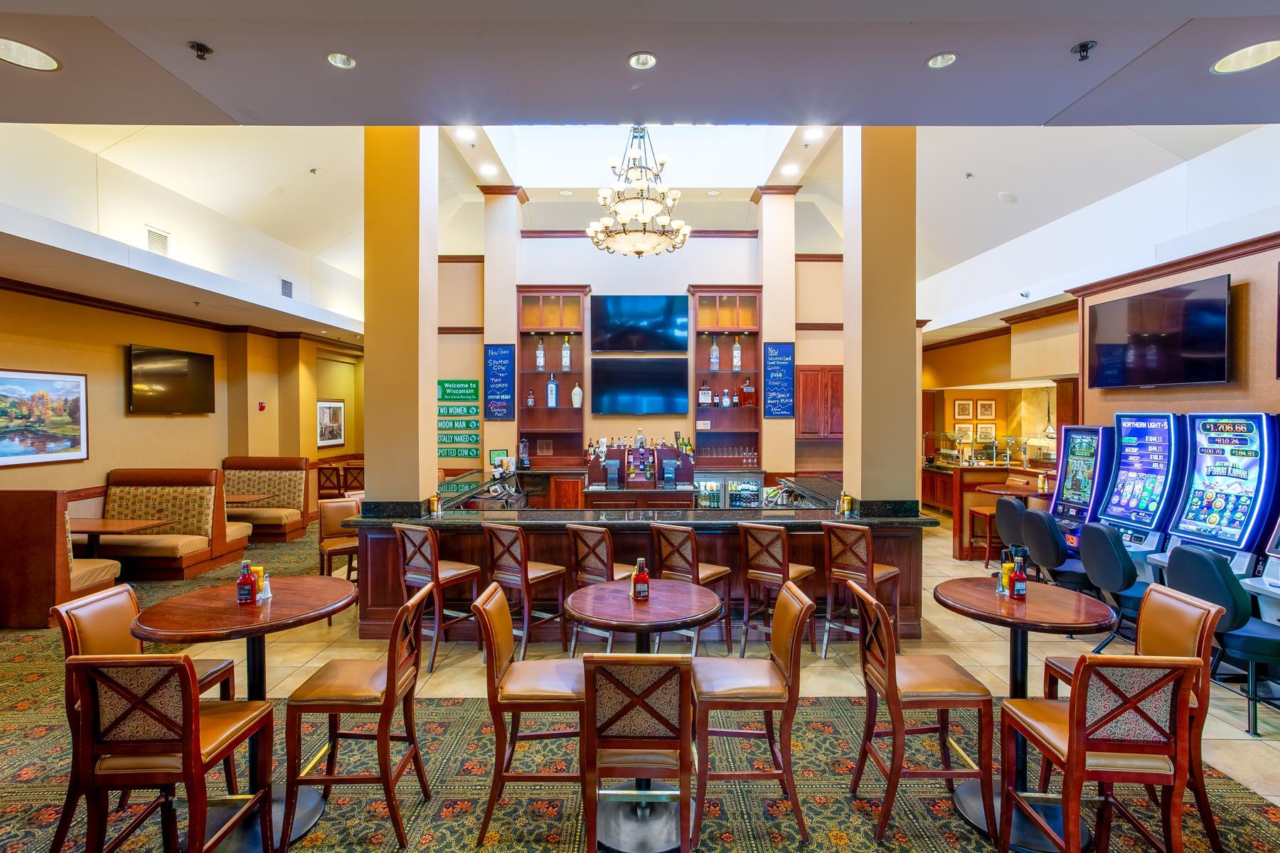 Restaurant | Hilton Garden Inn Milwaukee Northwest Conference Center