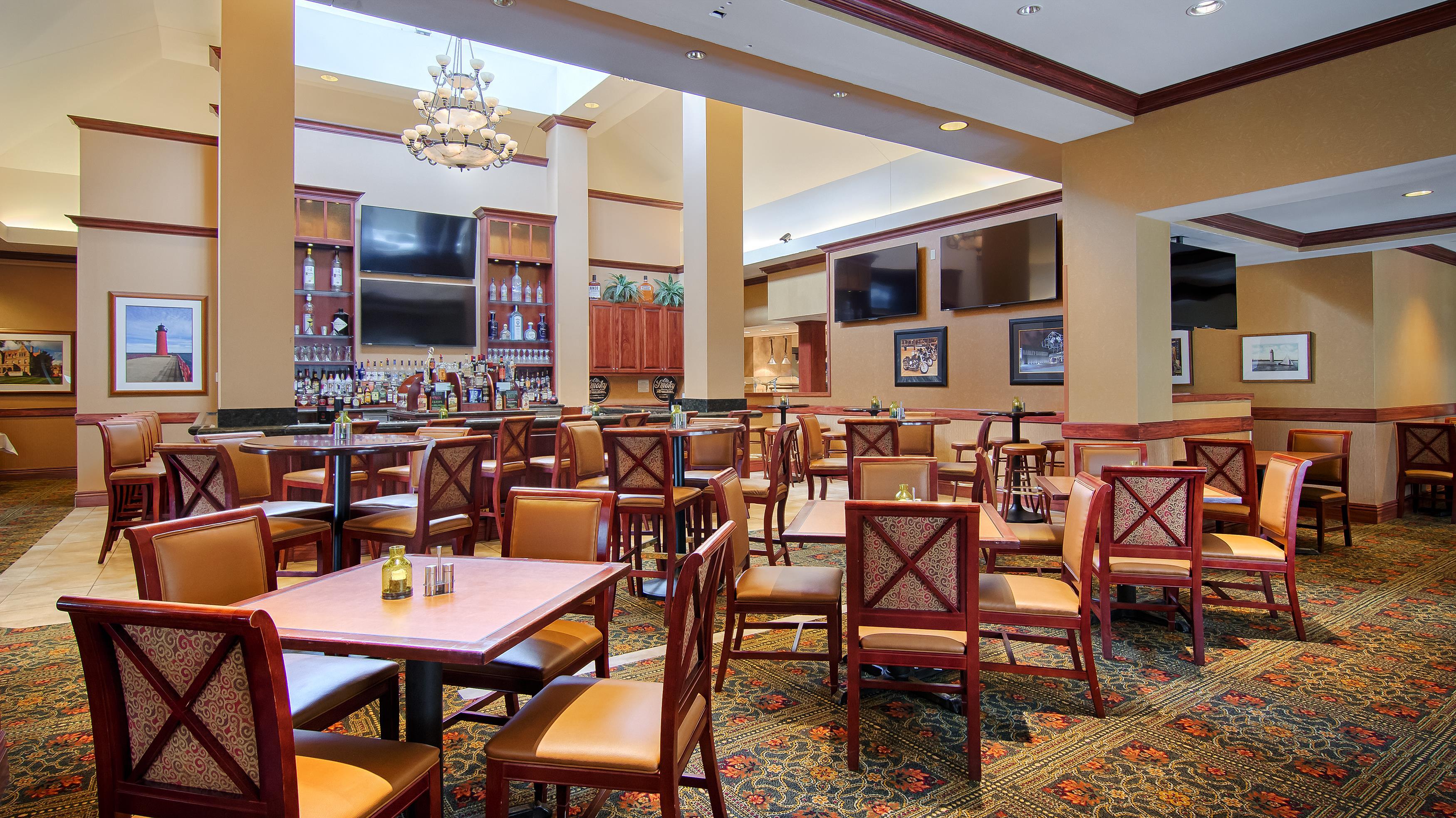 Restaurant | Hilton Garden Inn Milwaukee Northwest Conference Center