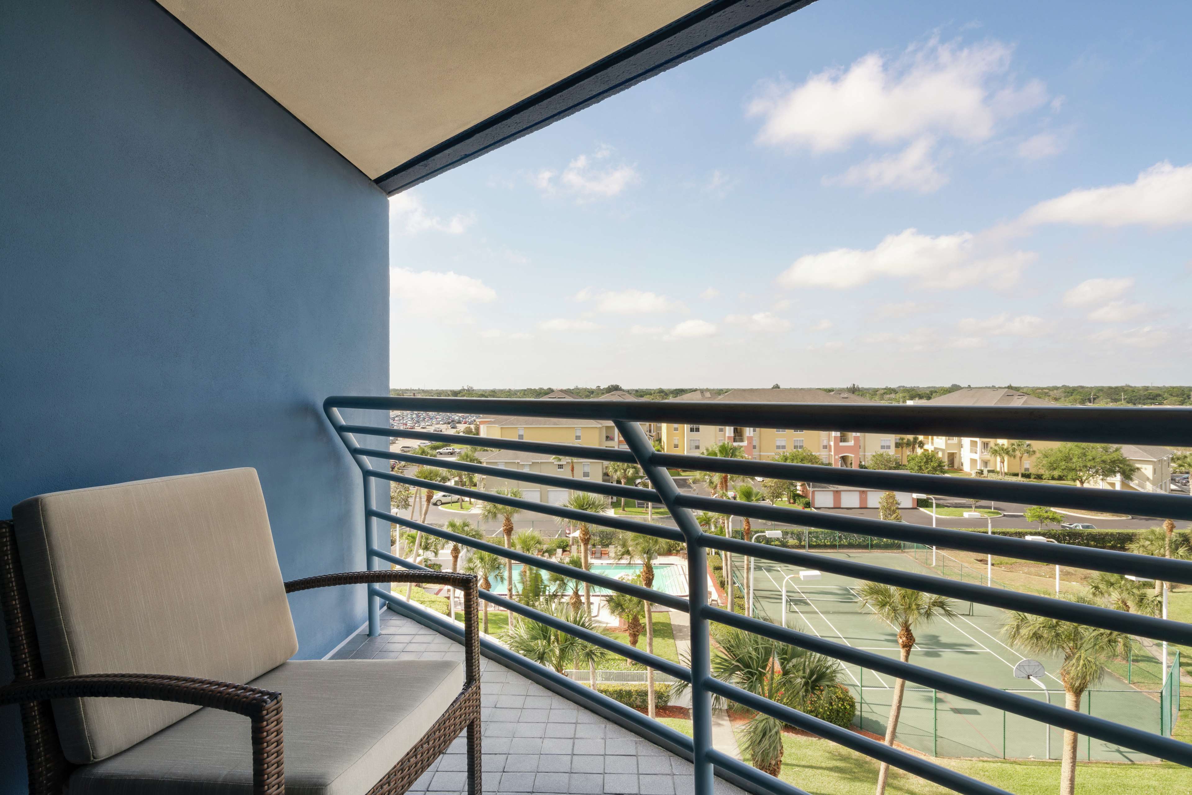 Hilton Melbourne, FL Room Type - 1 KING JR STE CRNR BALC