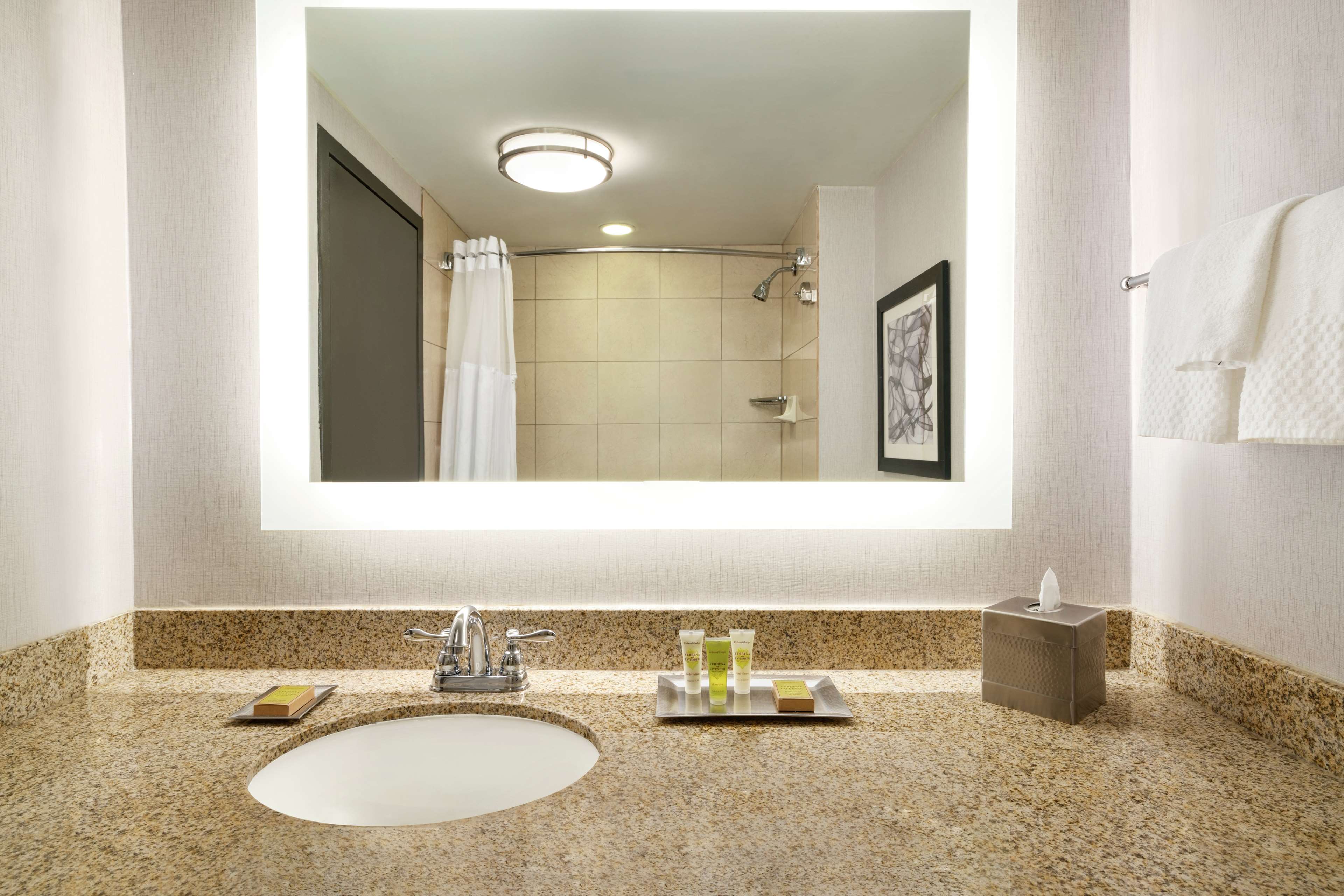 Hilton Melbourne, FL Room Type - 1 KING JR STE CRNR ALCOVE