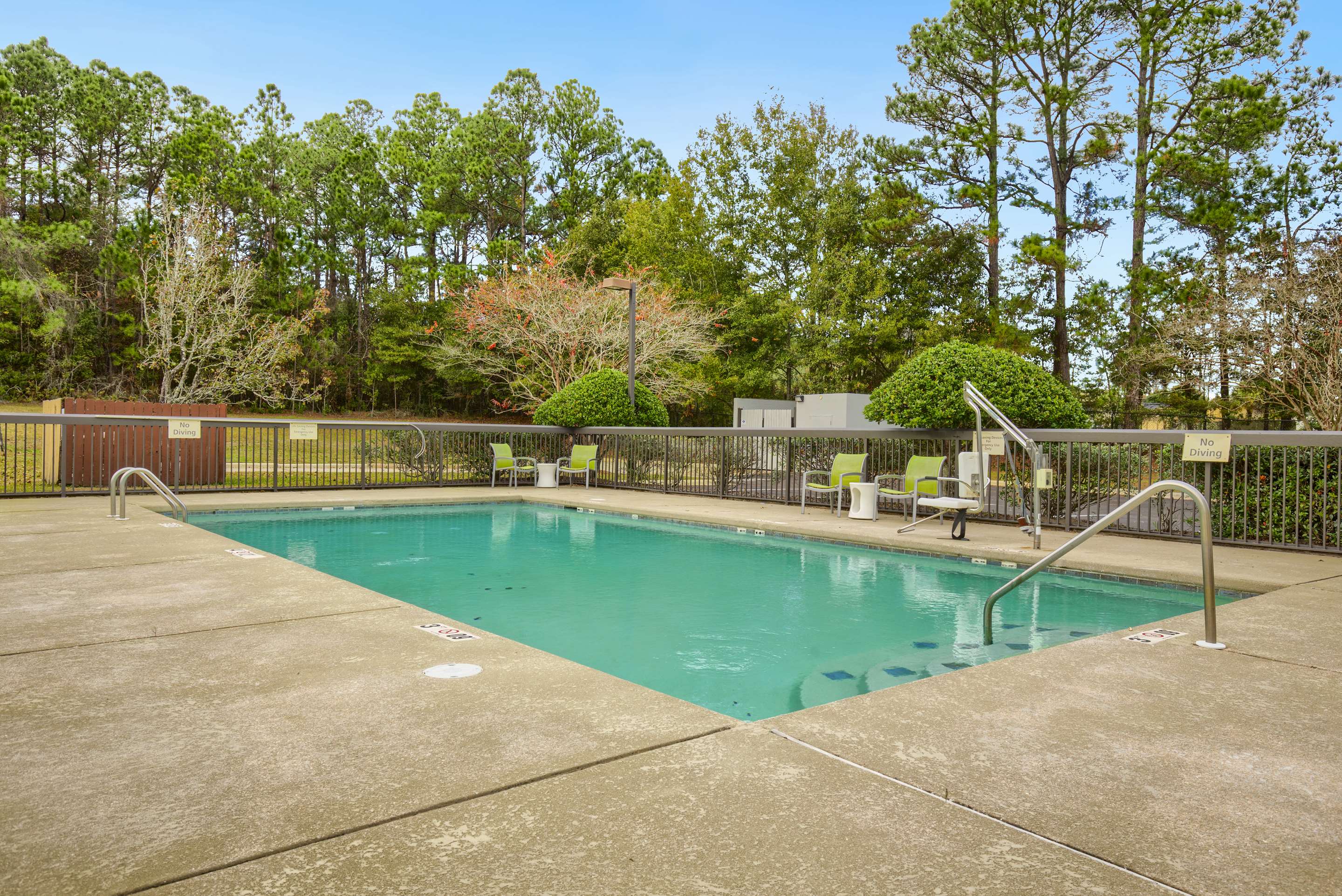 Pool | Hampton Inn Mobile-I-10/Bellingrath Gardens