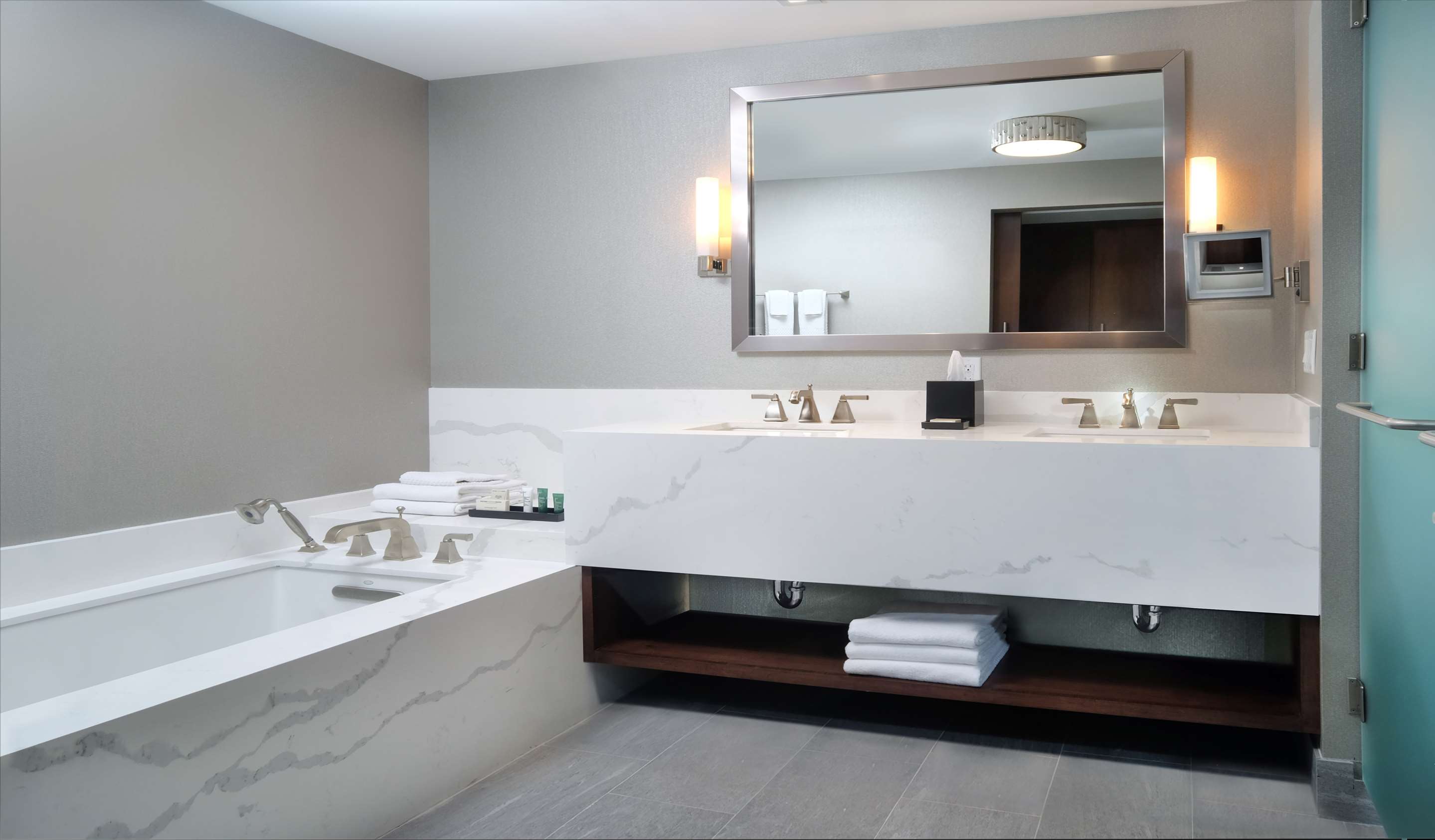 Guest room bath