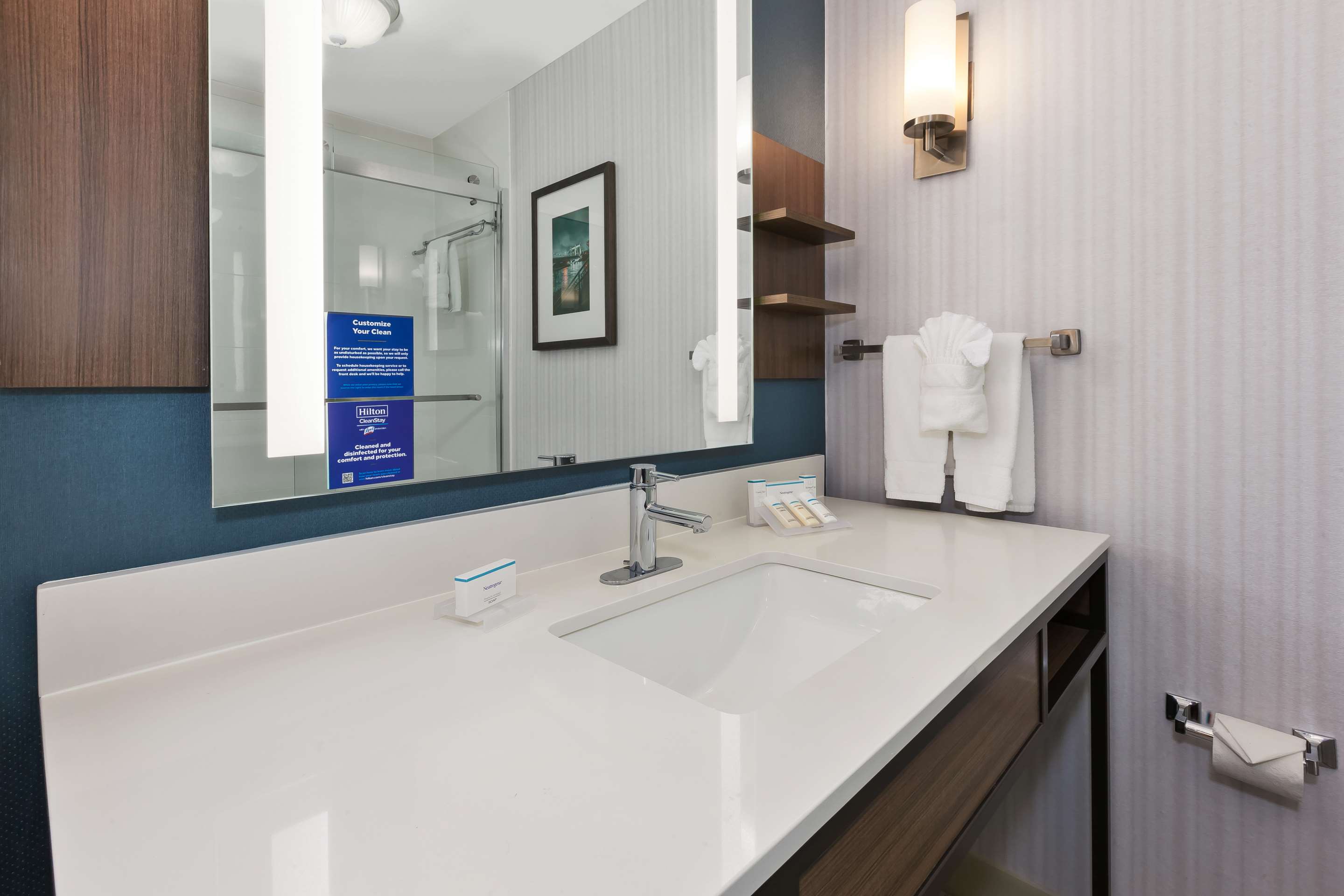 Guest room bath