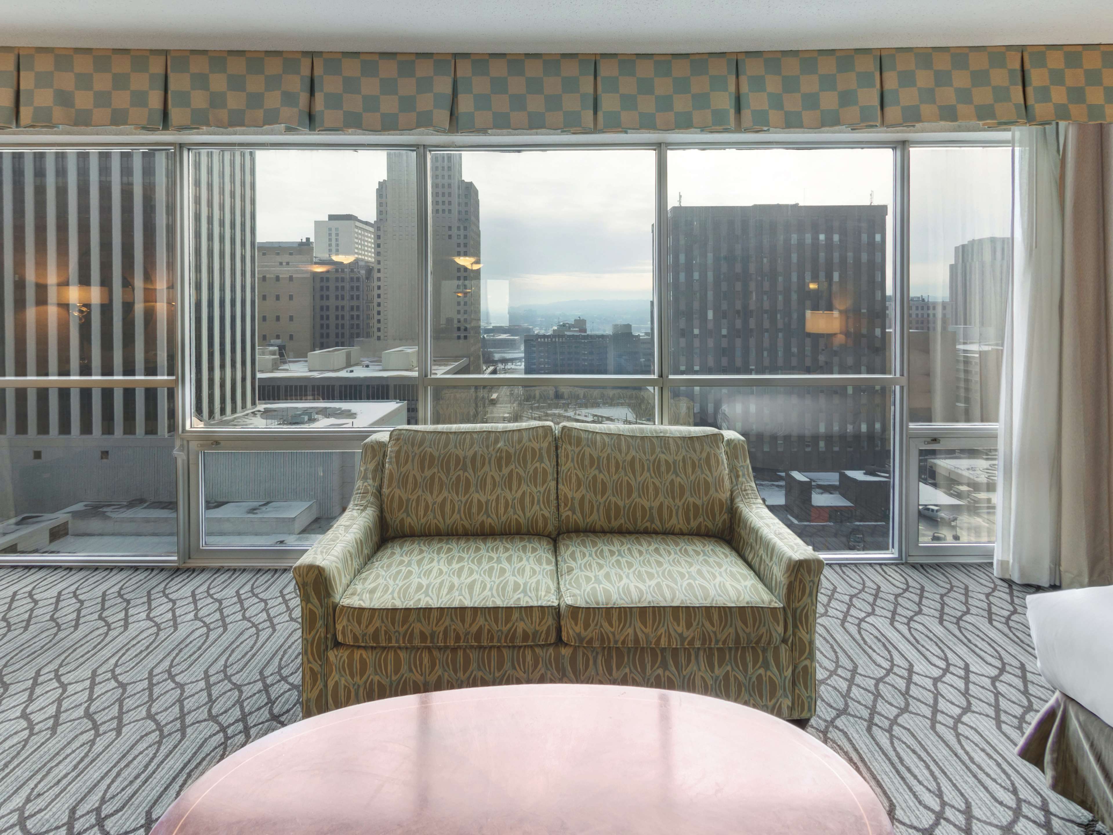 DoubleTree by Hilton Hotel St. Paul Downtown Room Type - 1 KING CONGRESSIONAL SUITE