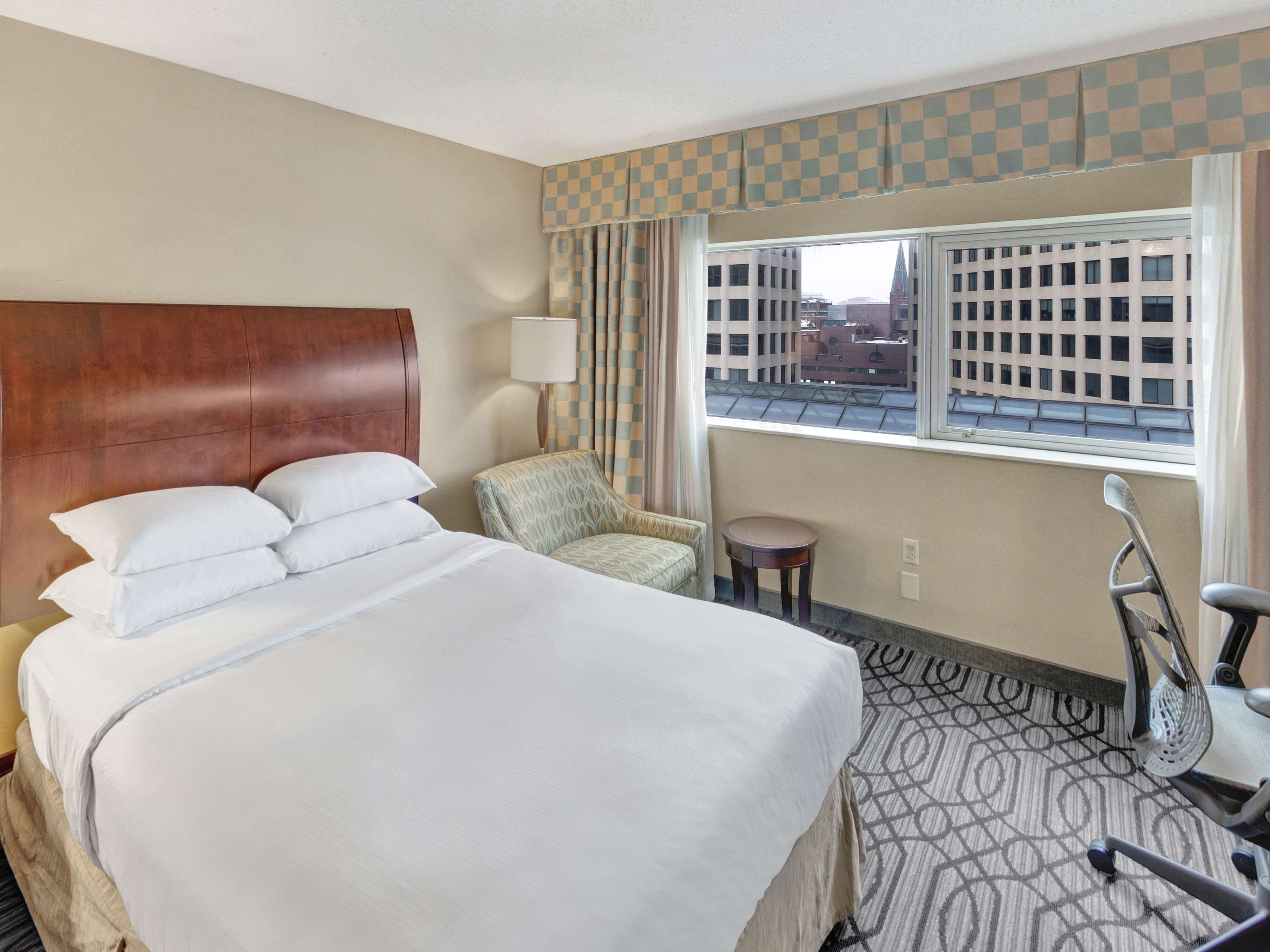 DoubleTree by Hilton Hotel St. Paul Downtown Room Type - 2 DBL MOBILITY W  BATHTUB