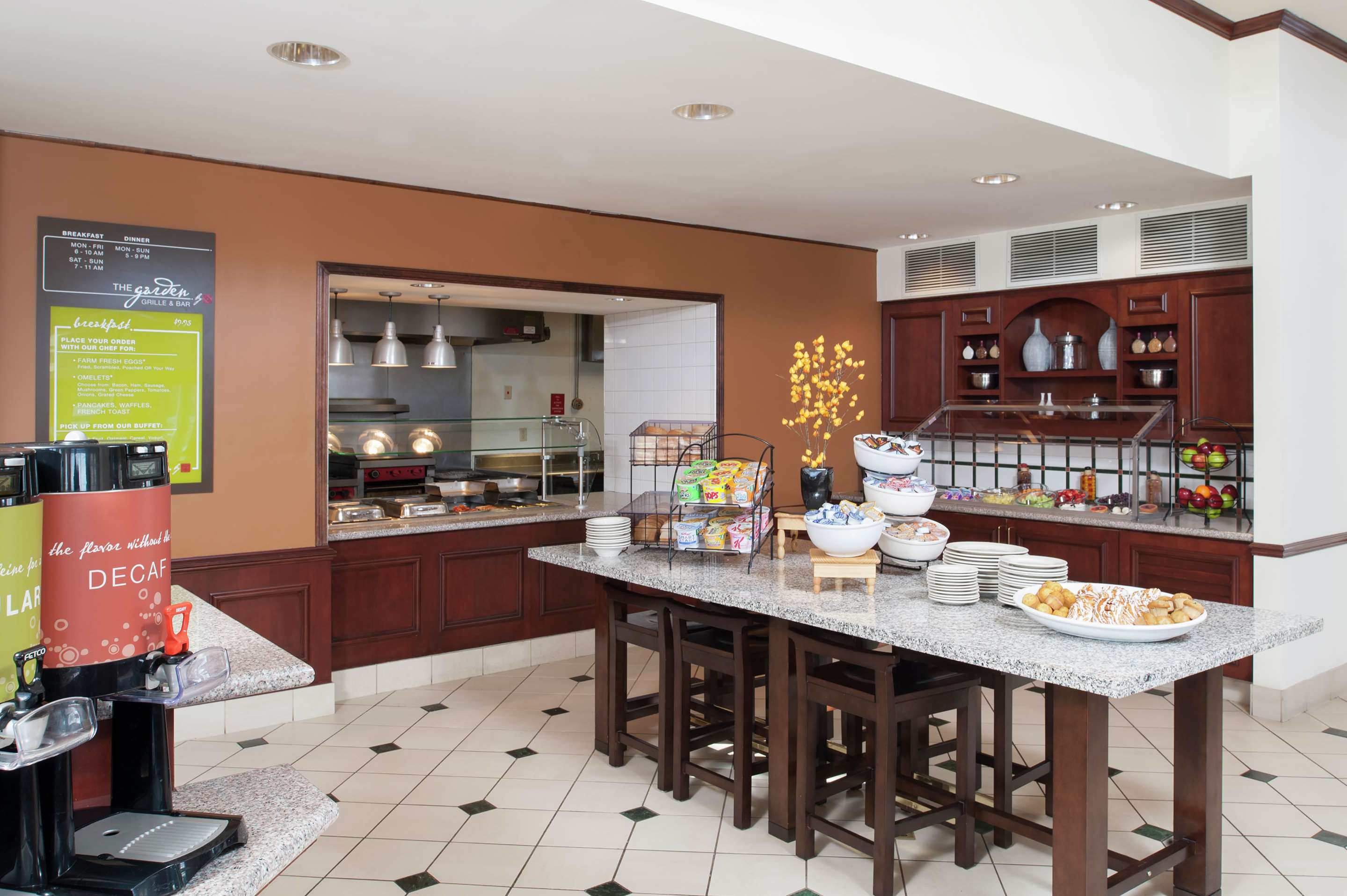 Breakfast Area | Hilton Garden Inn St. Paul/Oakdale