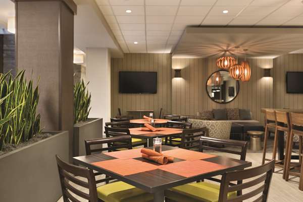 Restaurant - Embassy Suites West Bloomington