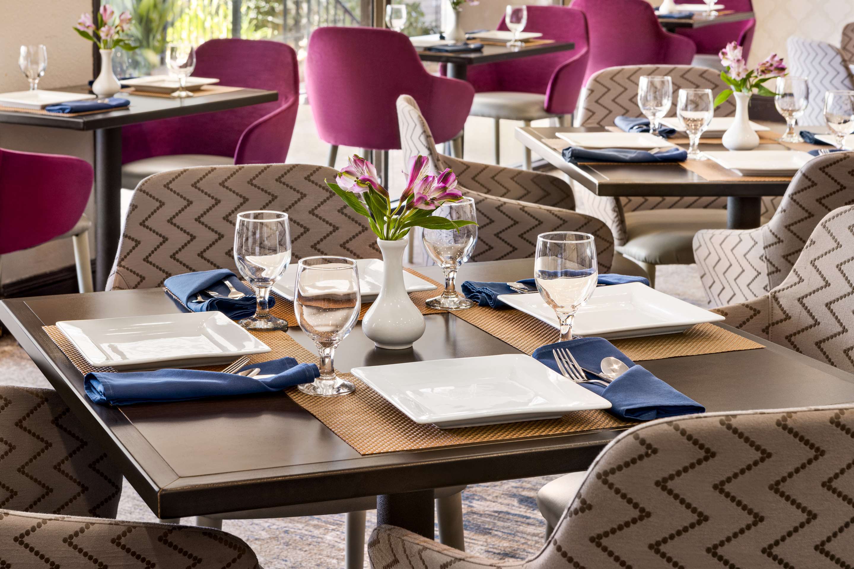 Restaurant | DoubleTree by Hilton Hotel New Orleans Airport