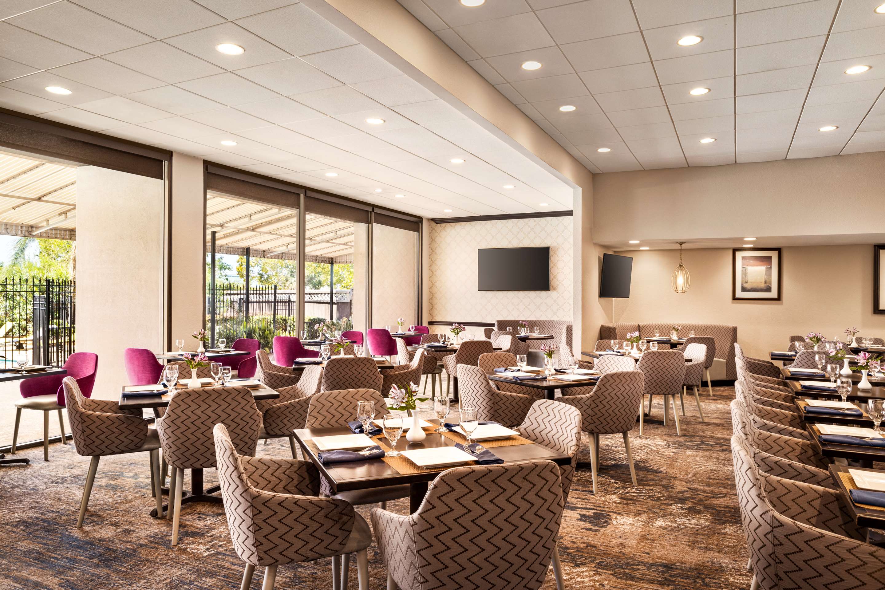 Restaurant | DoubleTree by Hilton Hotel New Orleans Airport