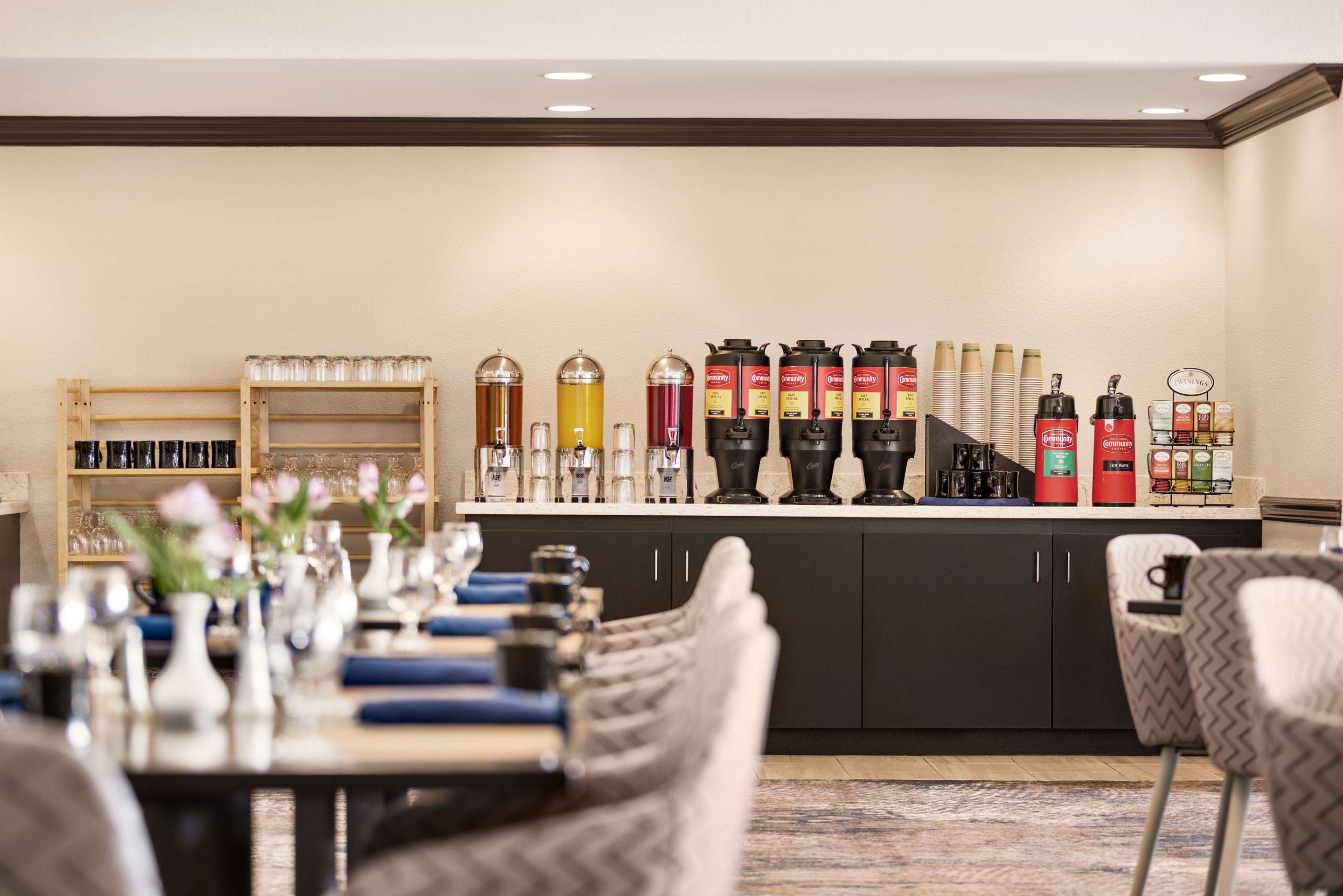 Breakfast Area | DoubleTree by Hilton Hotel New Orleans Airport