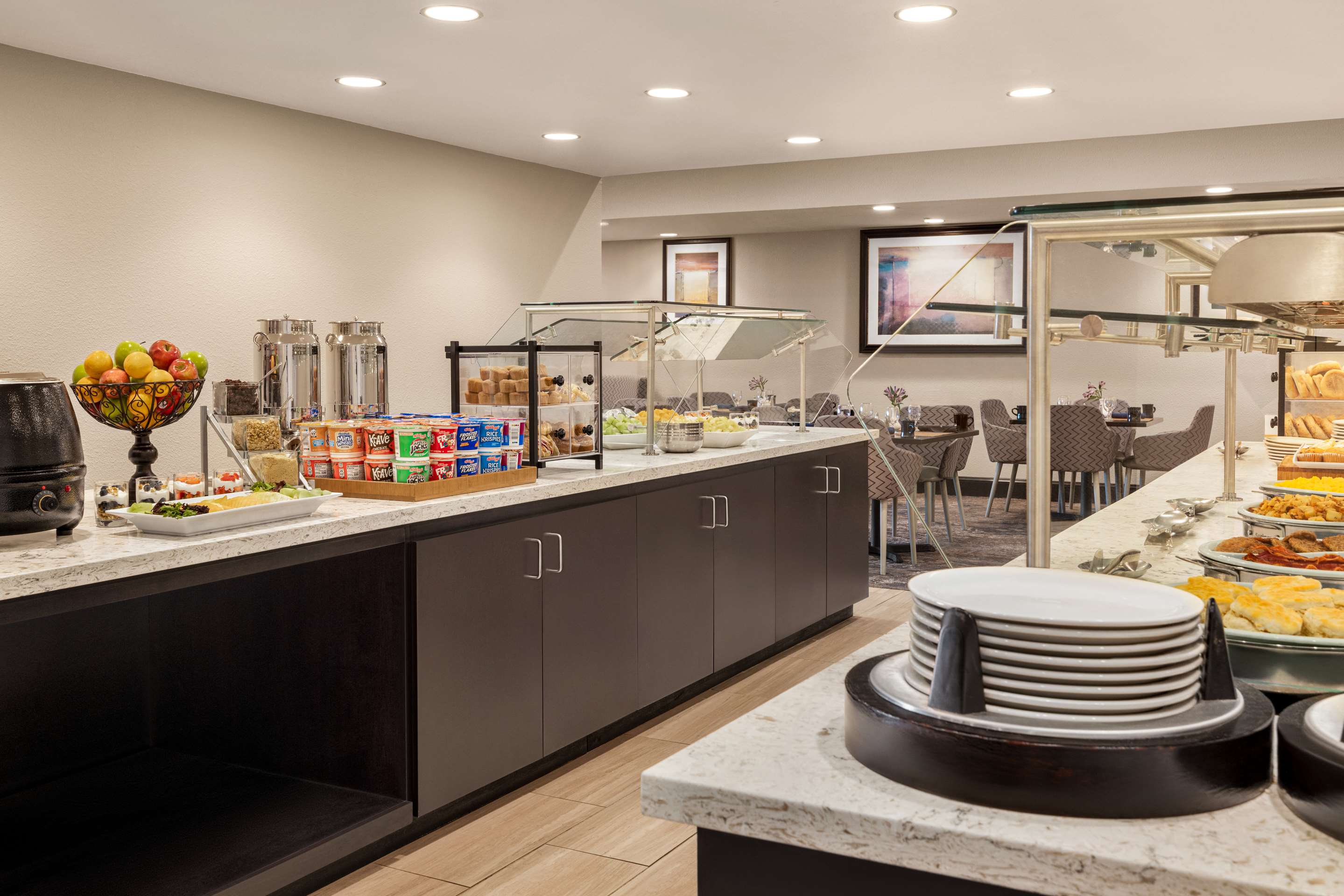 Breakfast Area | DoubleTree by Hilton Hotel New Orleans Airport